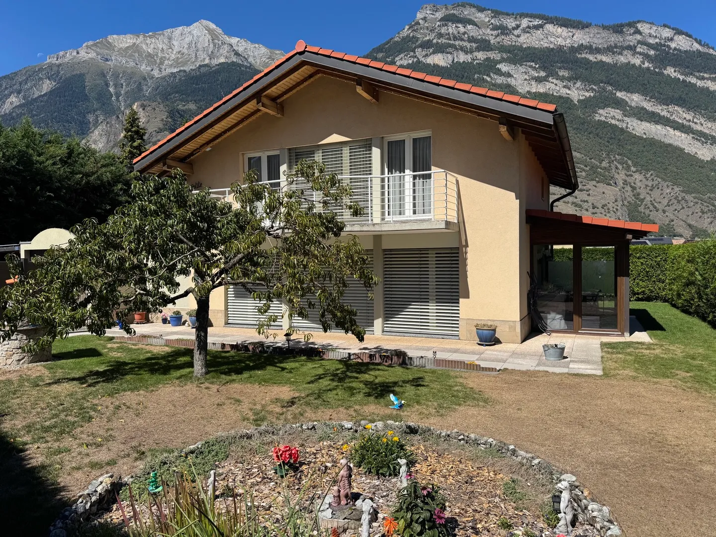Villa "Petite Arvine" / 4.5 rooms / Saxon / ref. 10262605 / EXCLUSIVITY - Photo 1 of 13