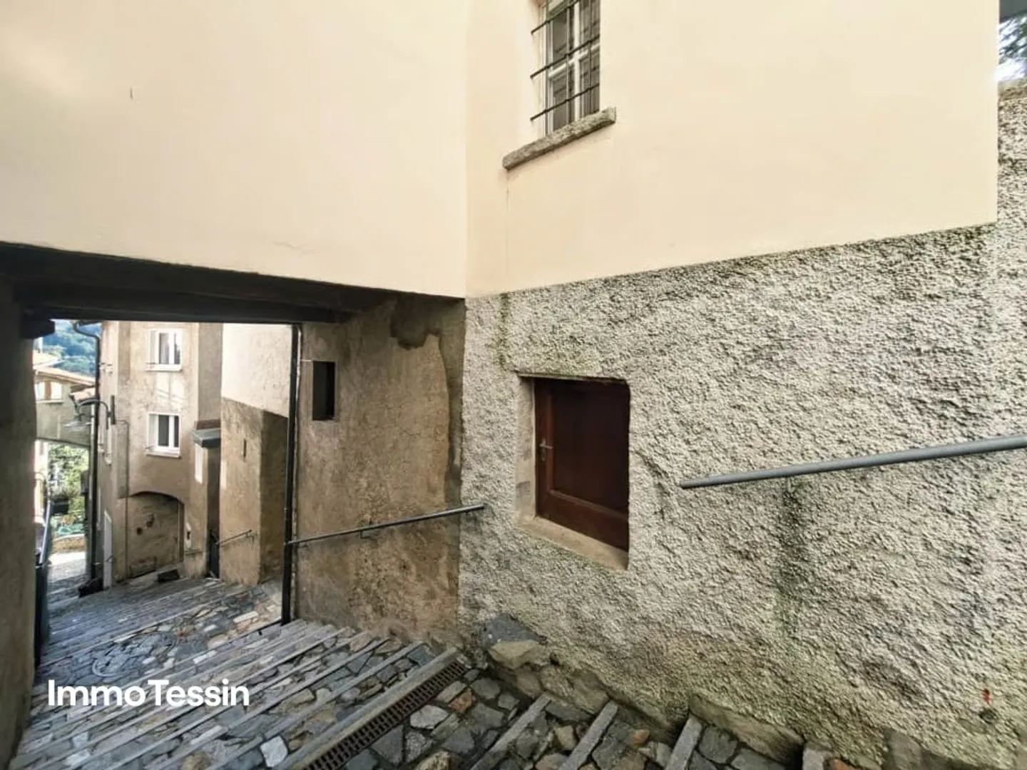 Lovingly renovated house in the heart of the Nucleo of Bidogno with its own garden at a great price - Photo 4 of 13