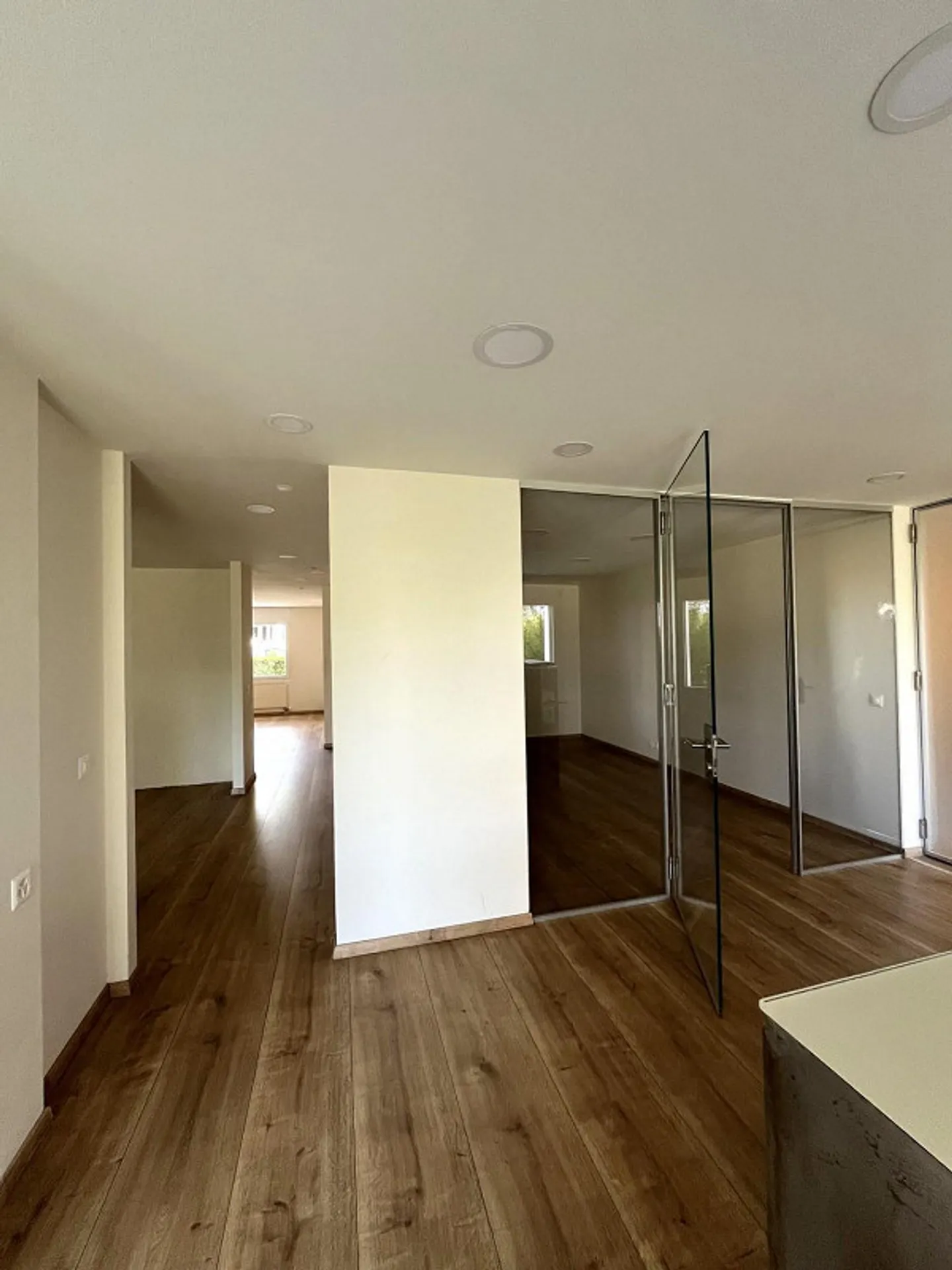 Commercial property for rent in the center of Geroldswil! - Photo 3 of 11