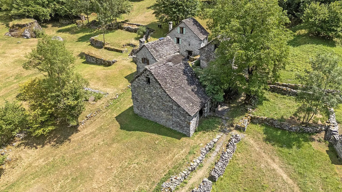 Val Bavona - Loc. Roseto - Rustic for Renovation with Building Land - Photo 1 of 13