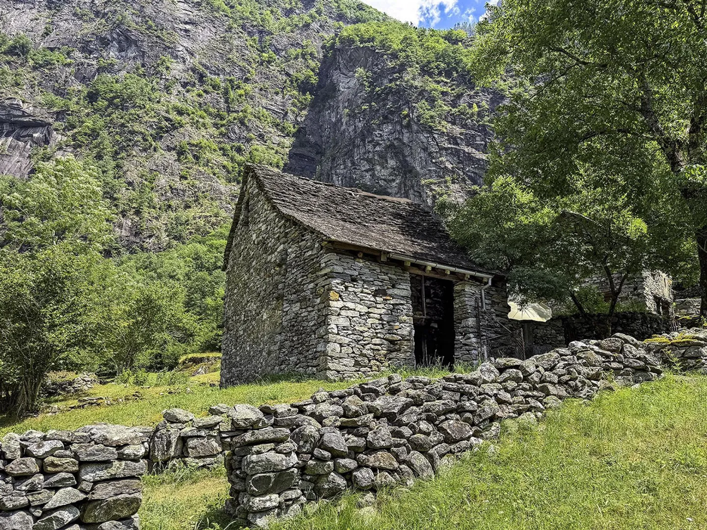 Val Bavona - Loc. Roseto - Rustic for Renovation with Building Land - Photo 2 of 13