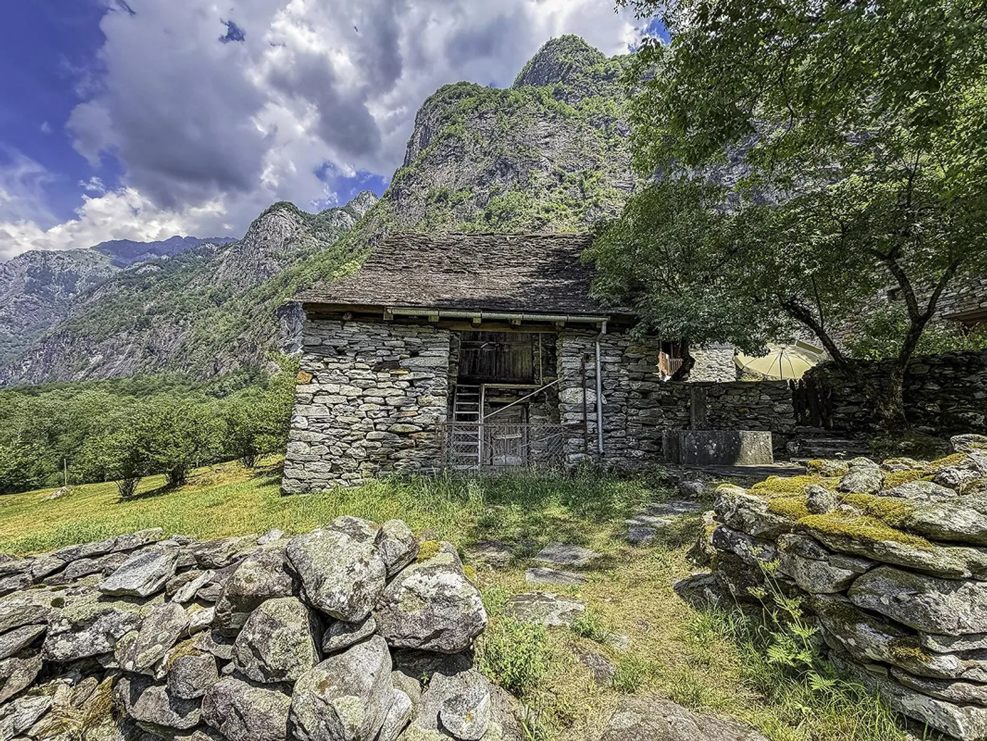 Val Bavona - Loc. Roseto - Rustic for Renovation with Building Land - Photo 3 of 13
