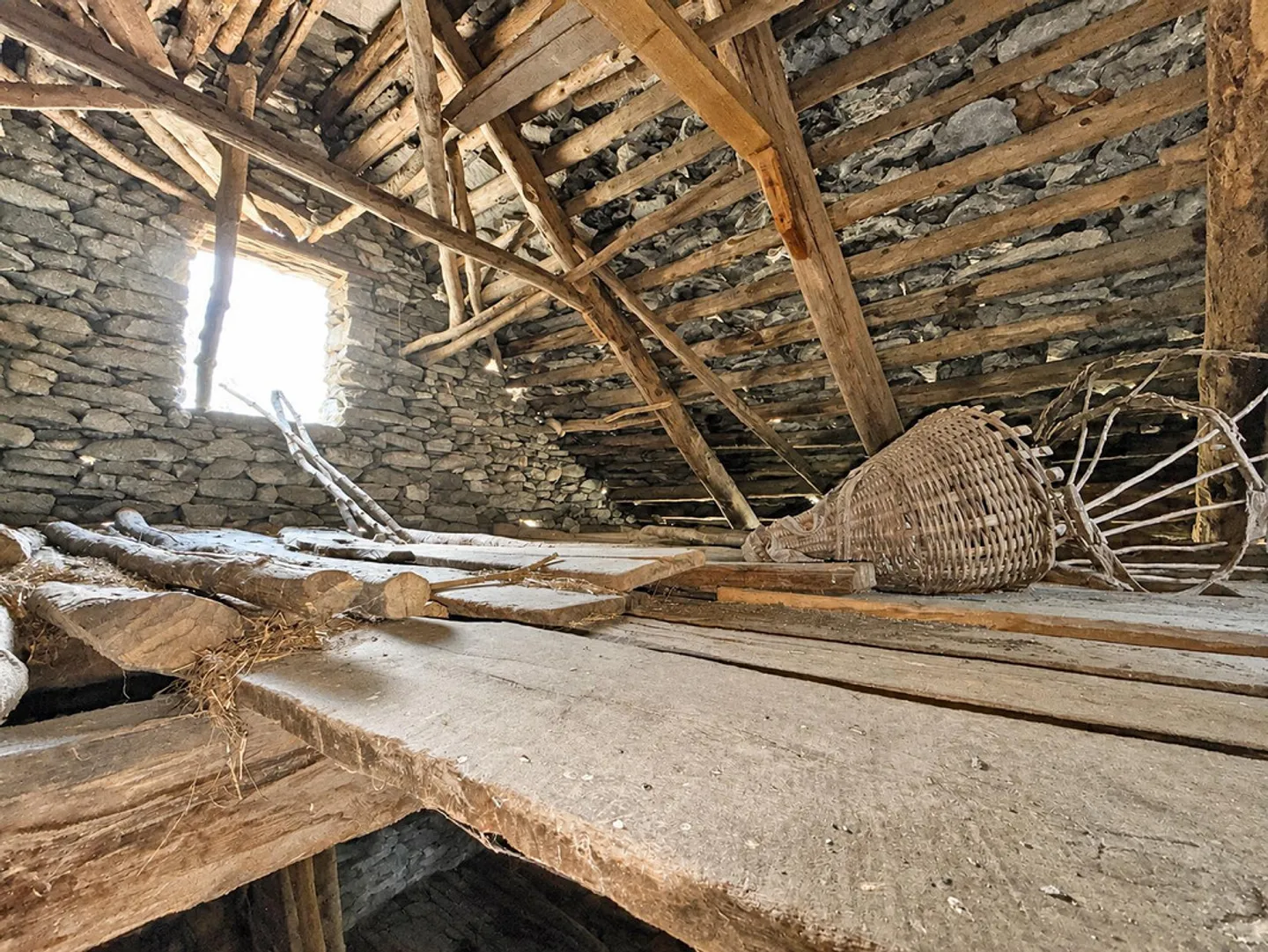 Val Bavona - Loc. Roseto - Rustic for Renovation with Building Land - Photo 9 of 13