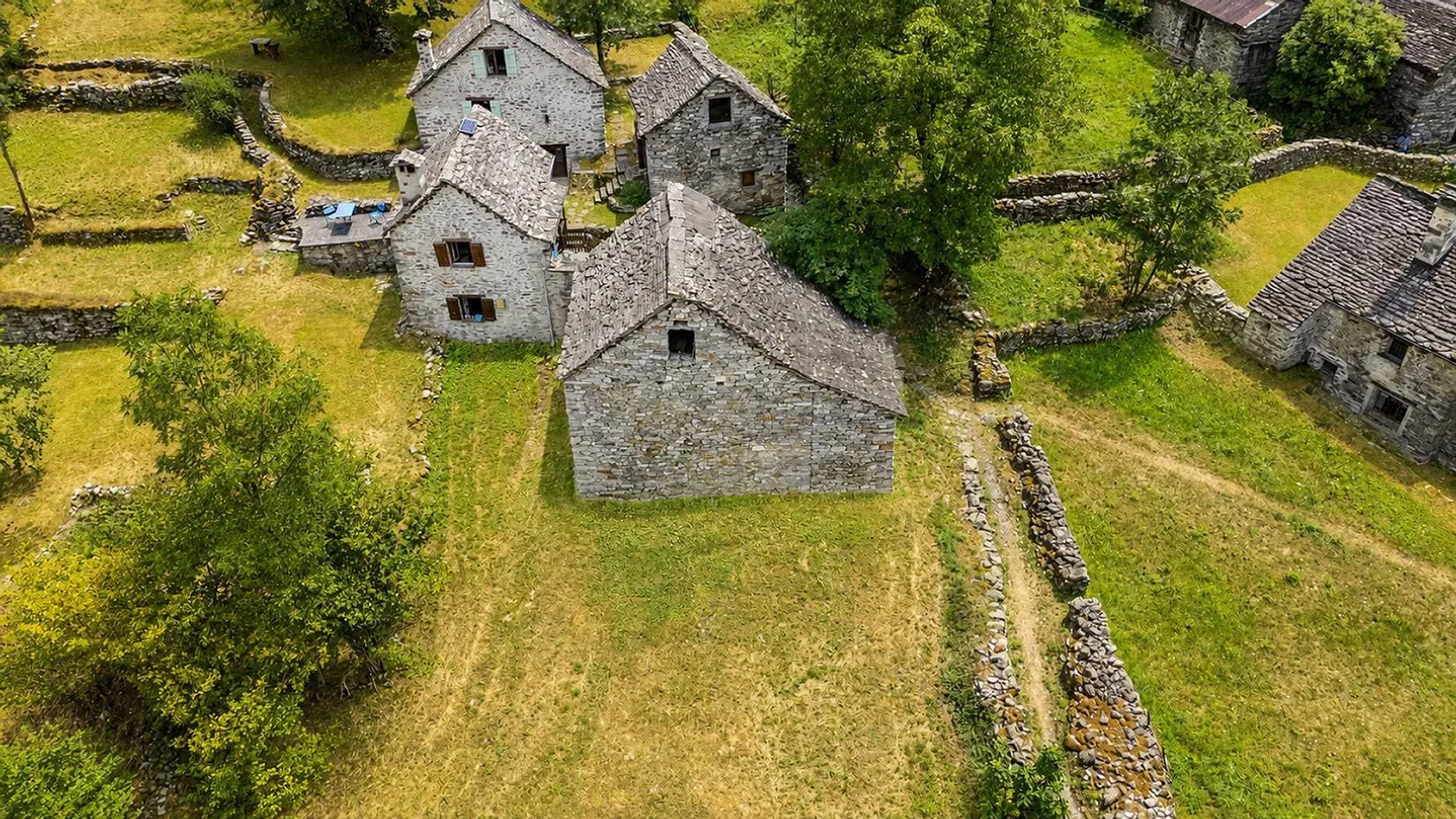 Val Bavona - Loc. Roseto - Rustic for Renovation with Building Land - Photo 10 of 13