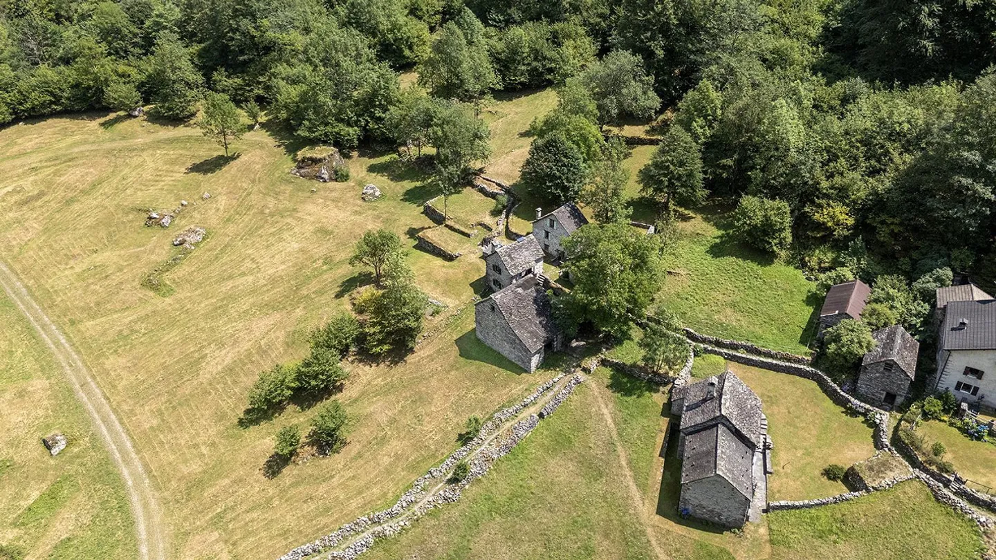 Val Bavona - Loc. Roseto - Rustic for Renovation with Building Land - Photo 12 of 13