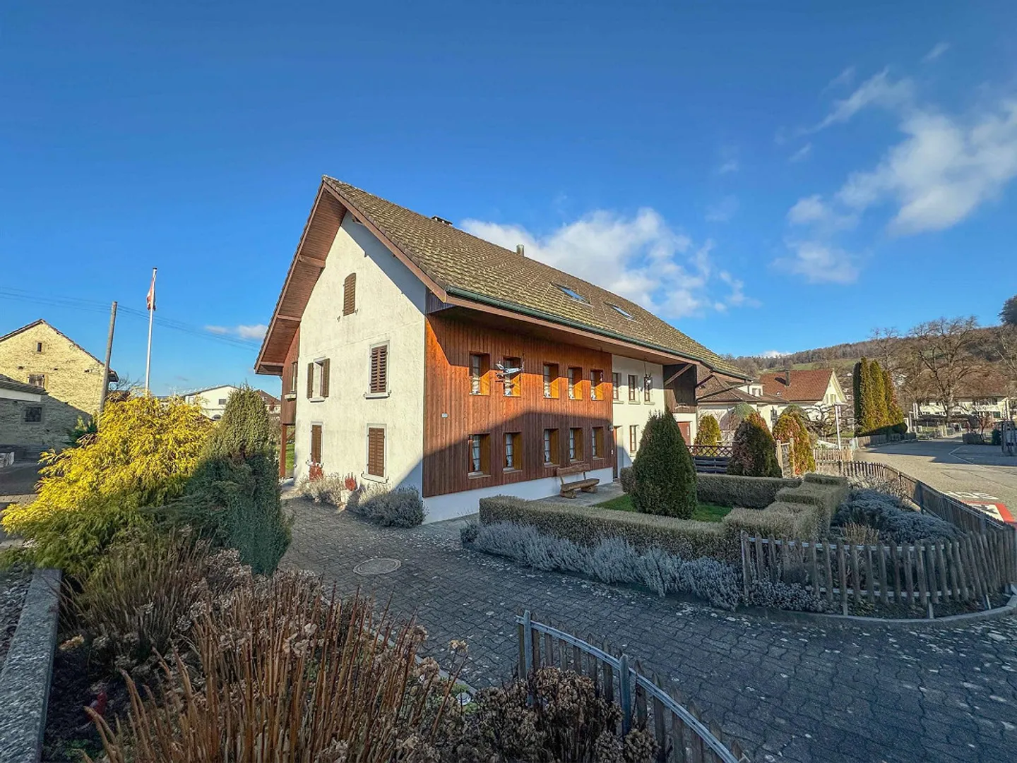Attractive two-family house with development potential in the heart of... - Photo 3 of 7
