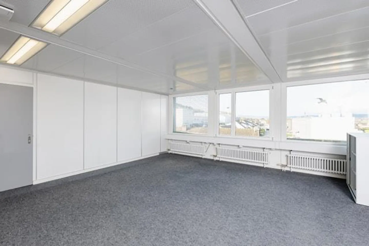 Uffici, studi, spazi commerciali luminosi con locali accessori e cantina - Foto 1 di 4