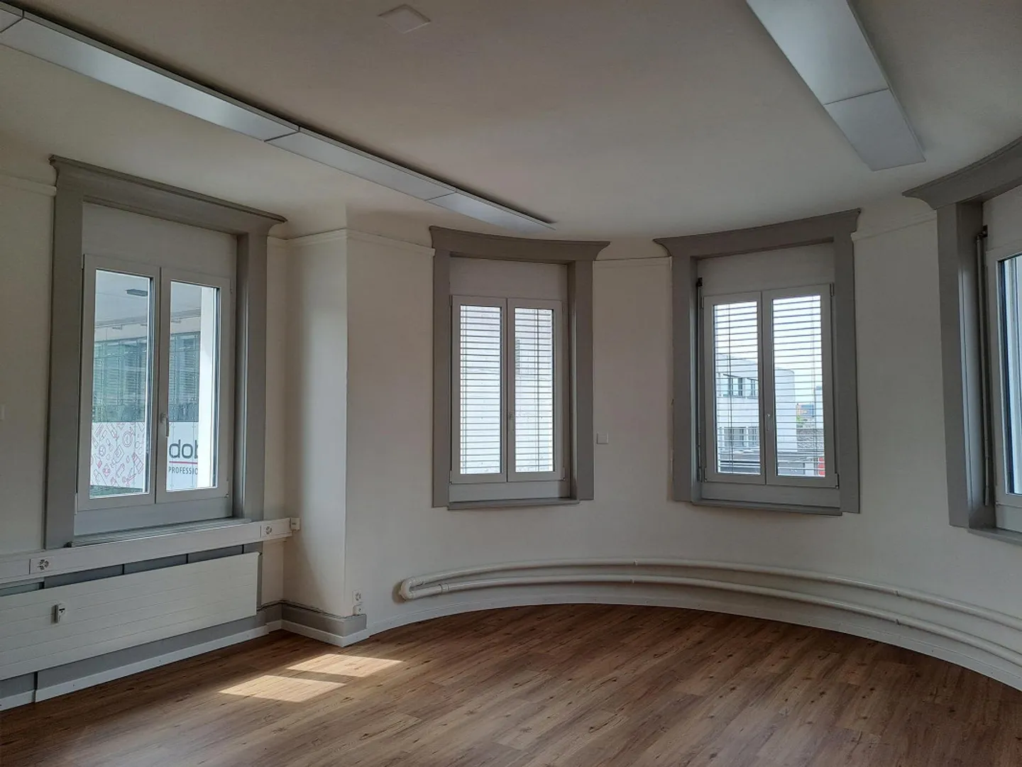 Uffici, studi, spazi commerciali luminosi con locali accessori e cantina - Foto 3 di 4