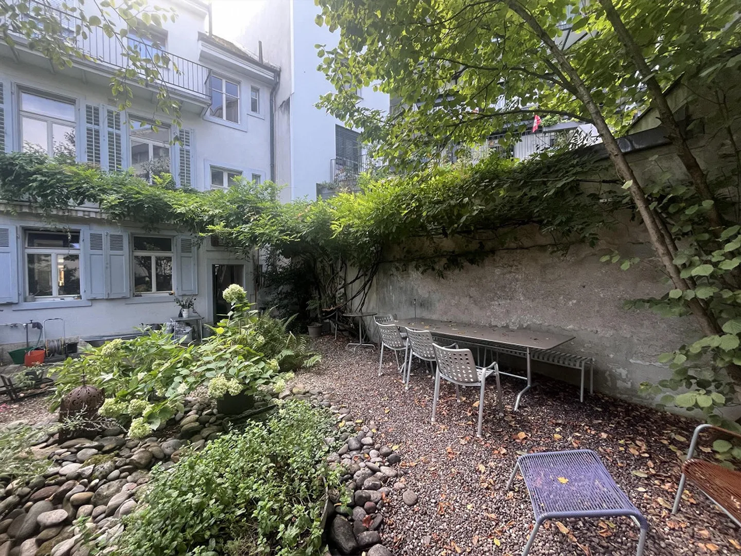 Affascinante casa a schiera di 8 stanze del secolo scorso con giardino - Foto 1 di 14