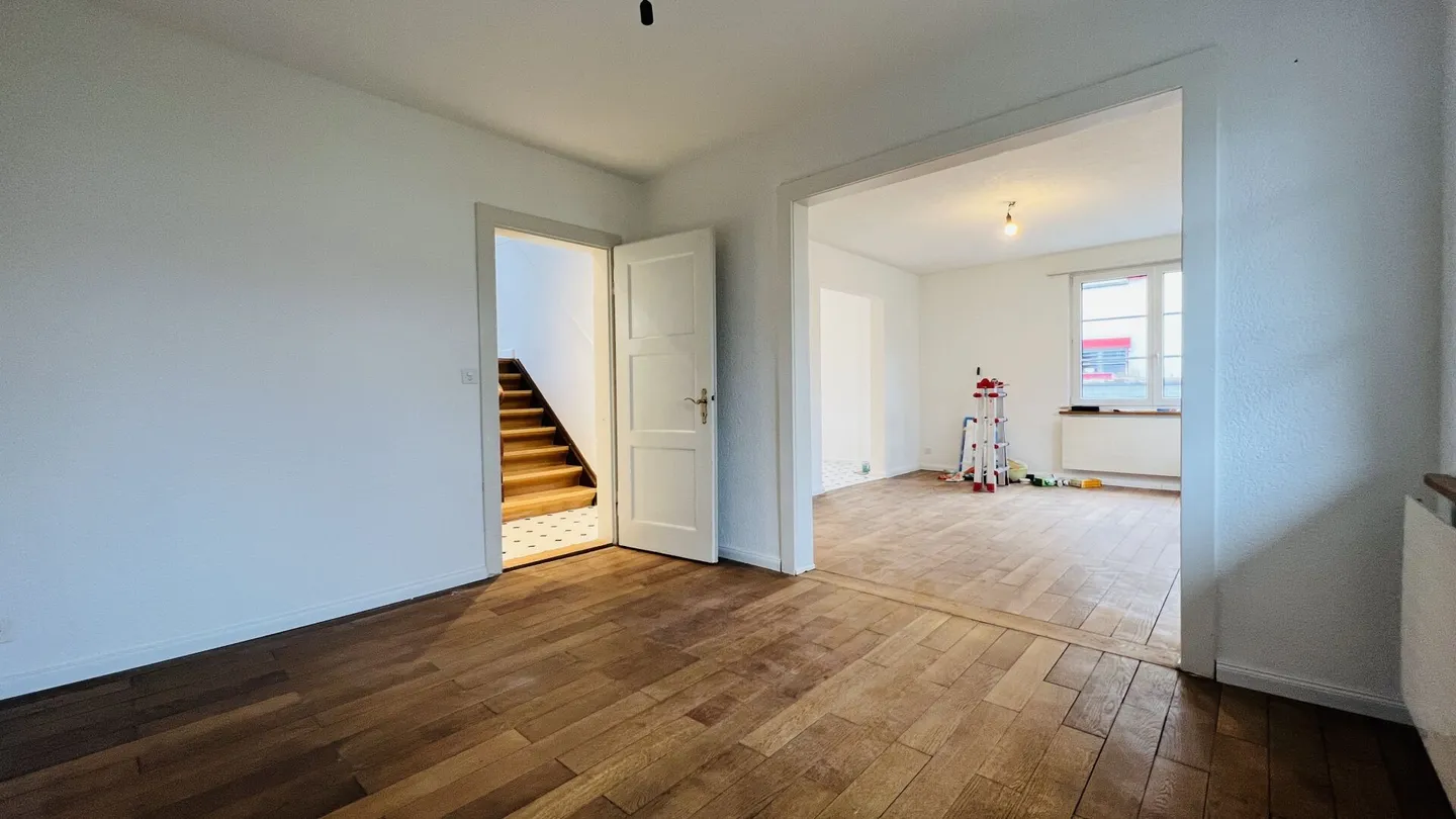 Maison jumelée de 6 pièces récemment rénovée avec places de parking, terrasse et jardin - Photo 5 sur 11