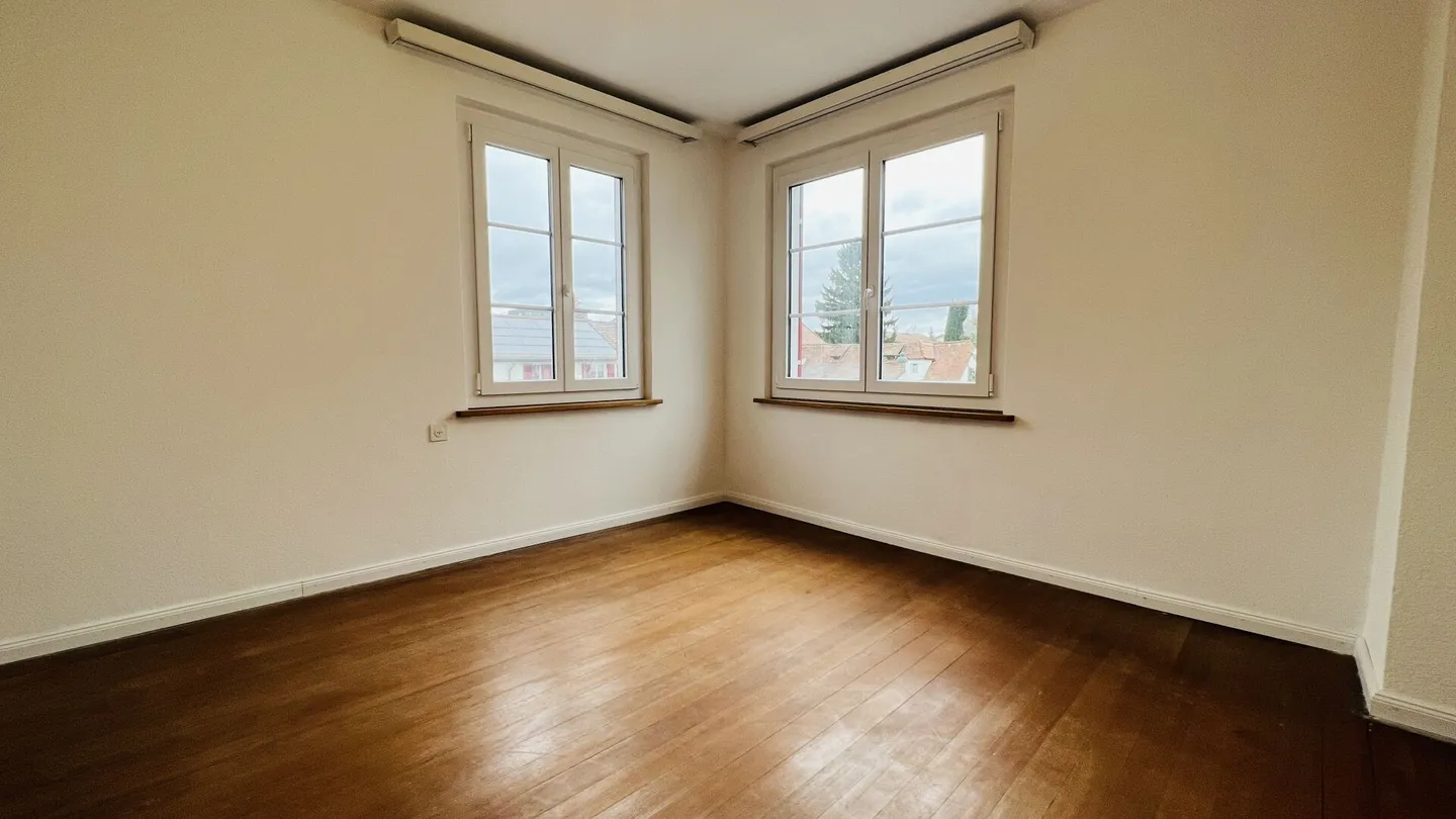 Maison jumelée de 6 pièces récemment rénovée avec places de parking, terrasse et jardin - Photo 6 sur 11