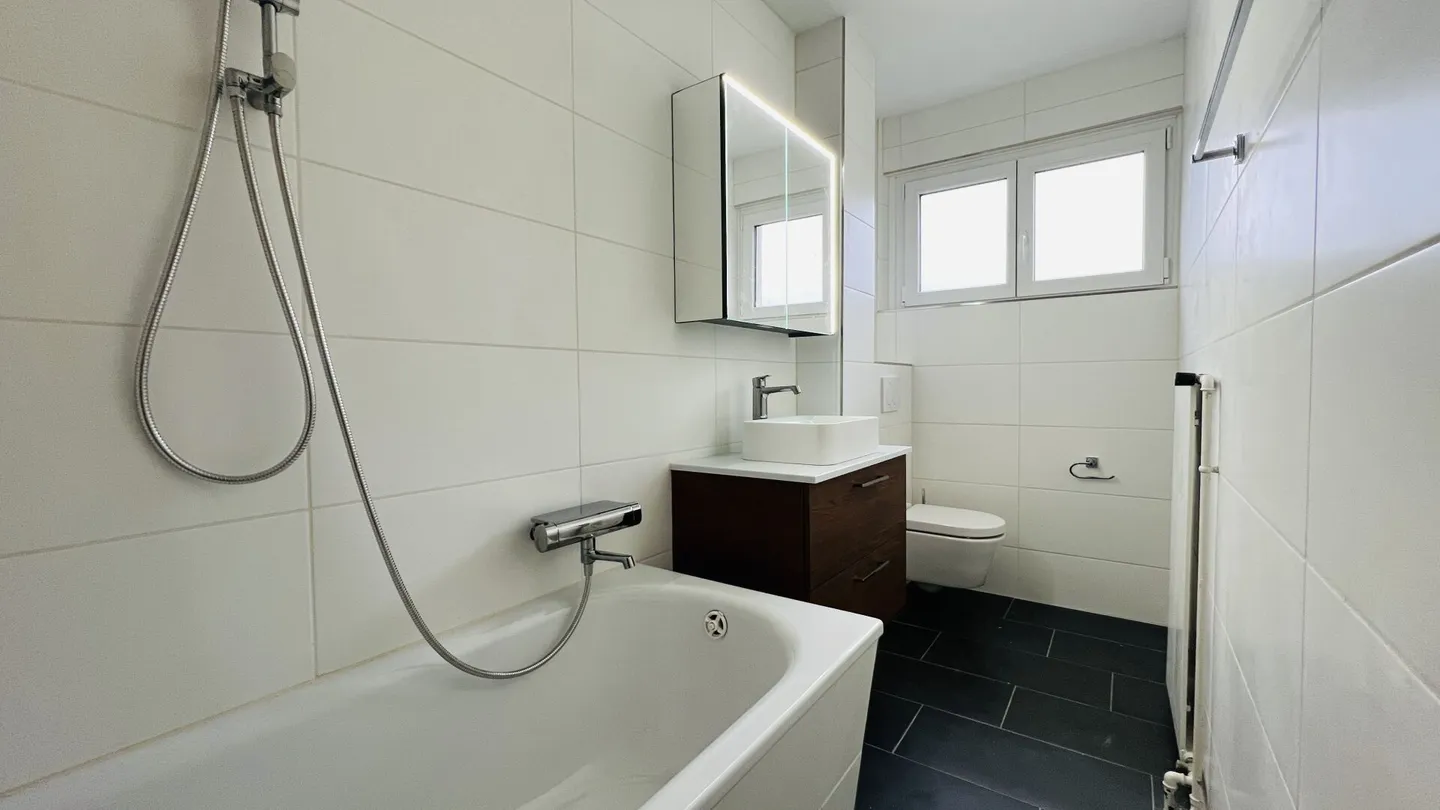 Maison jumelée de 6 pièces récemment rénovée avec places de parking, terrasse et jardin - Photo 7 sur 11