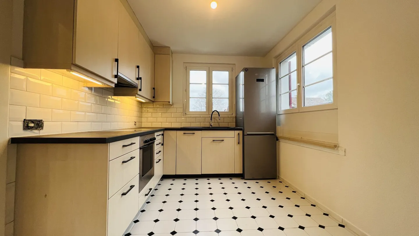 Maison jumelée de 6 pièces récemment rénovée avec places de parking, terrasse et jardin - Photo 3 sur 11