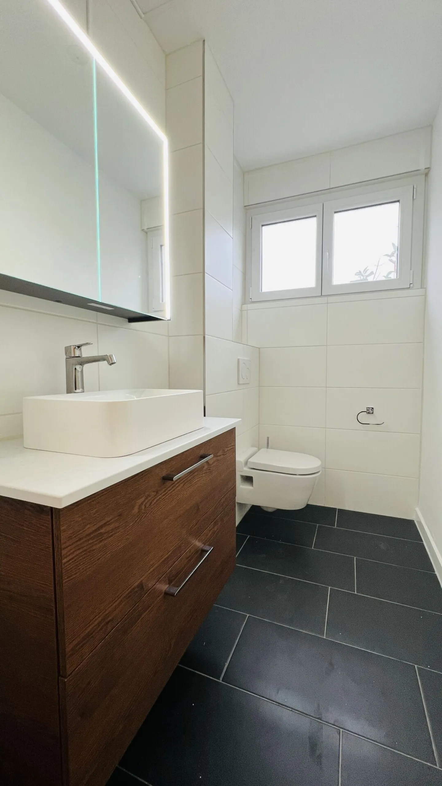 Maison jumelée de 6 pièces récemment rénovée avec places de parking, terrasse et jardin - Photo 8 sur 11