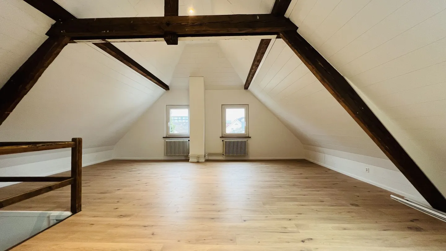 Maison jumelée de 6 pièces récemment rénovée avec places de parking, terrasse et jardin - Photo 9 sur 11