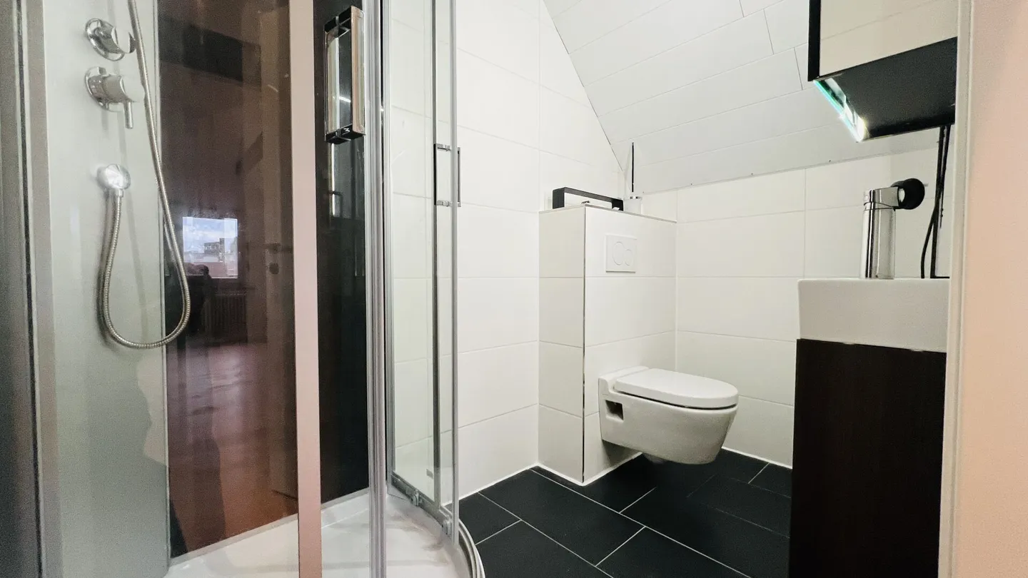 Maison jumelée de 6 pièces récemment rénovée avec places de parking, terrasse et jardin - Photo 10 sur 11