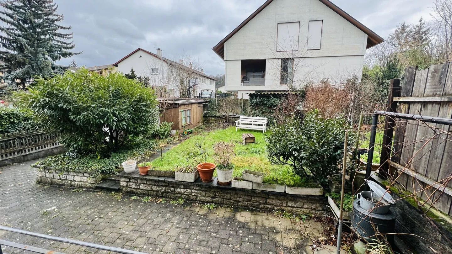 Maison jumelée de 6 pièces récemment rénovée avec places de parking, terrasse et jardin - Photo 11 sur 11