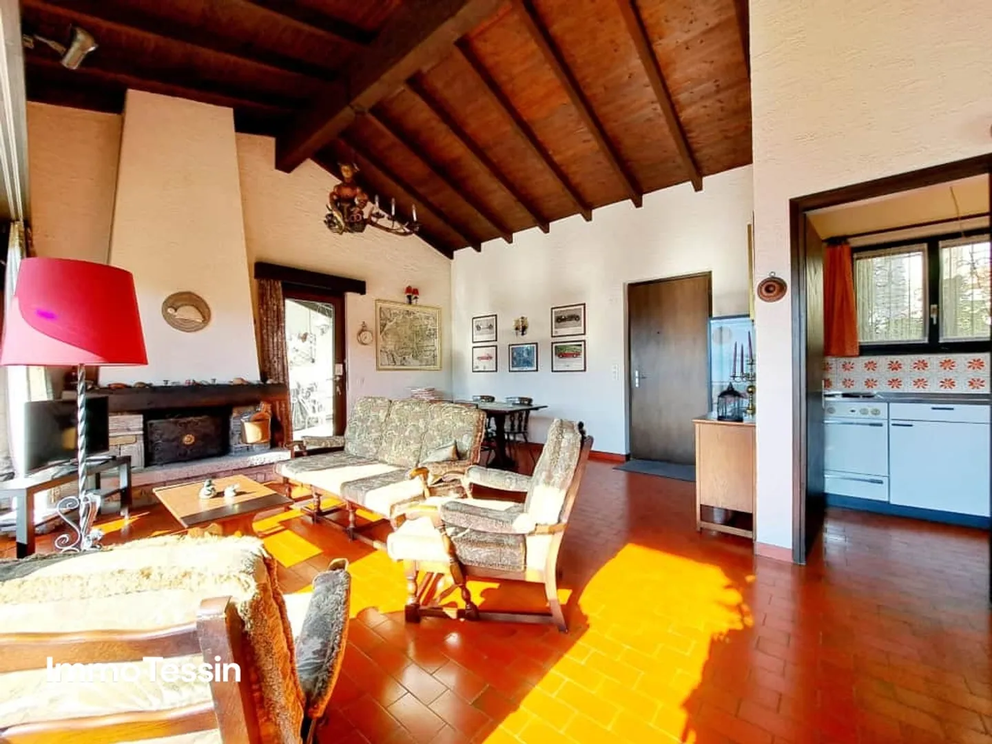 OPPORTUNITÀ: Casa con 2 appartamenti in una posizione ambita con vista mozzafiato sul Lago Maggiore - Foto 9 di 13