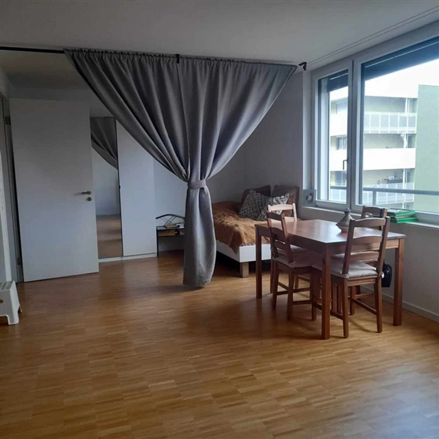 STUDIO A SCHLIEREN (ZH), ARREDATO, TEMPORANEO - Foto 1 di 4