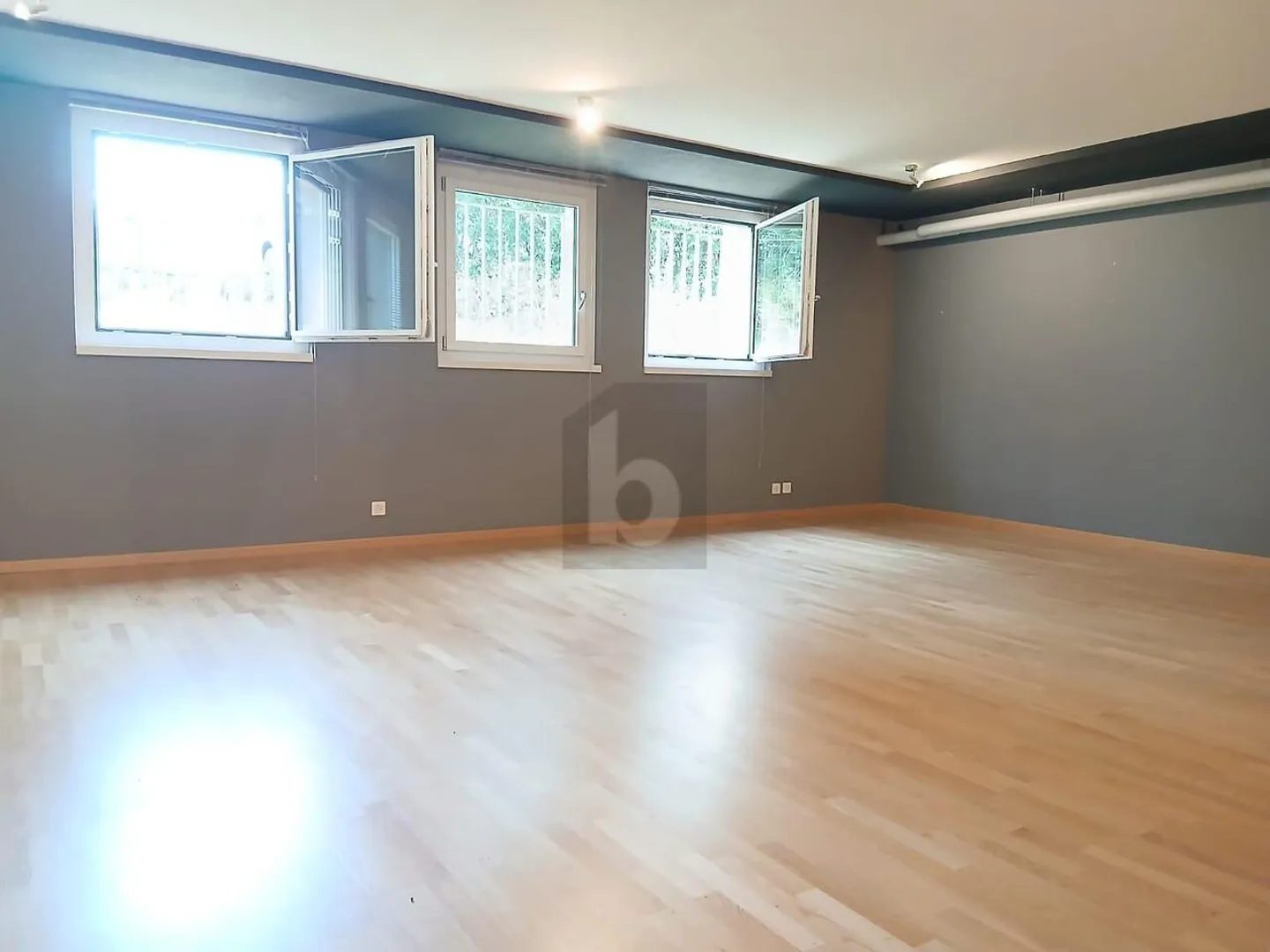 SPACIOUS PRIME LOCATION - FLEXIBLE FOR ANY BUSINESS - Photo 3 of 6