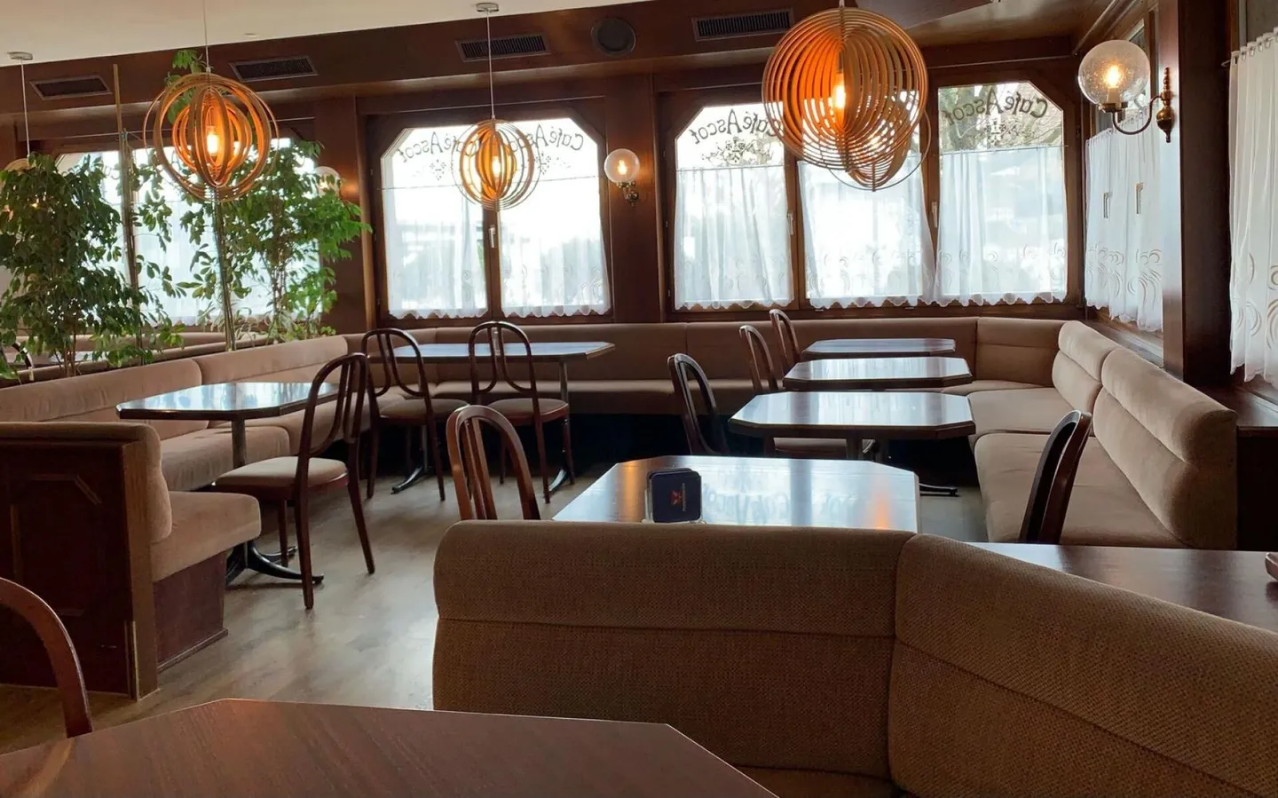 Café / Restaurant dans un emplacement privilégié près de la gare et sur la route cantonale - Photo 5 sur 13