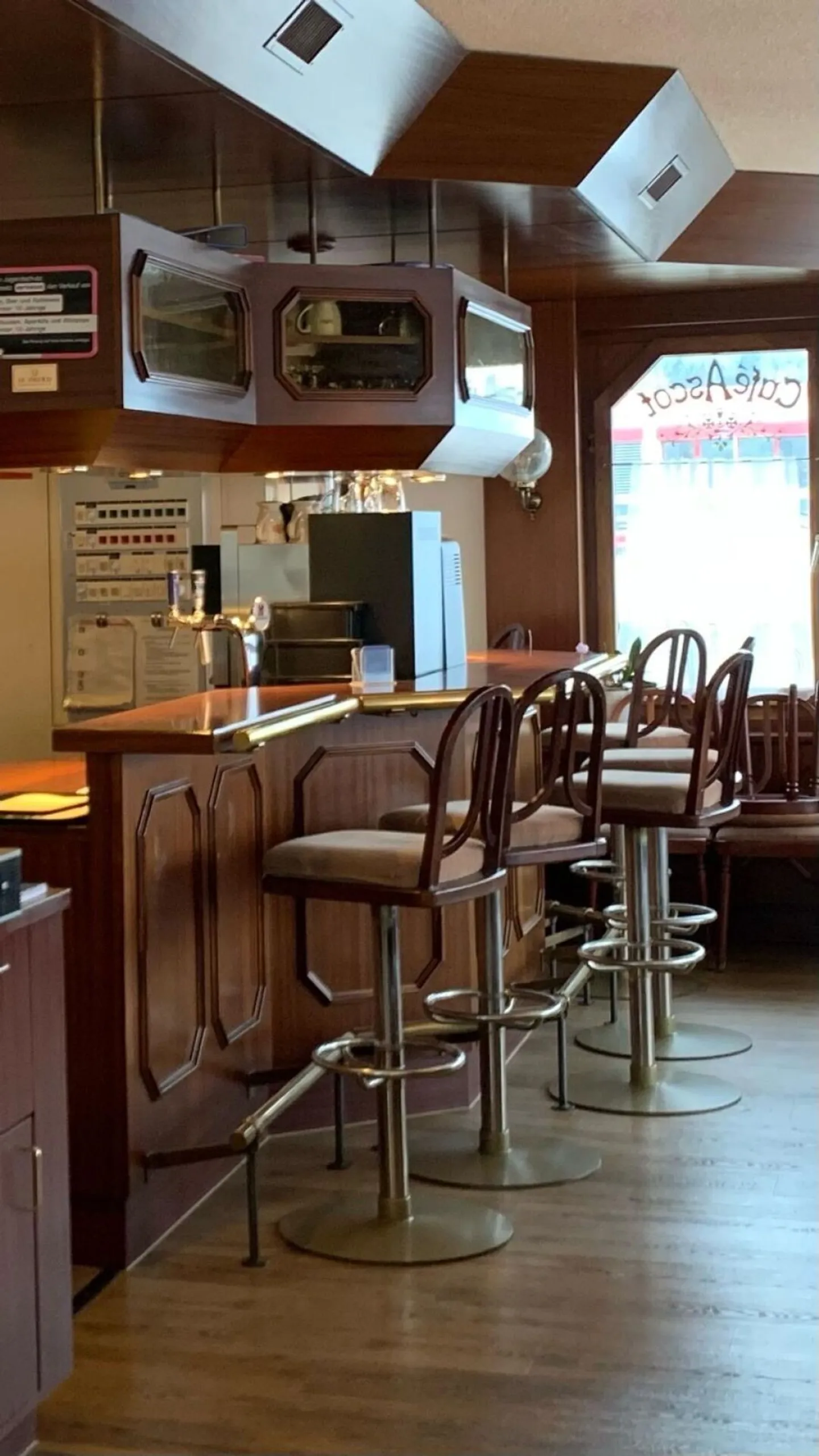 Café / Restaurant dans un emplacement privilégié près de la gare et sur la route cantonale - Photo 7 sur 13