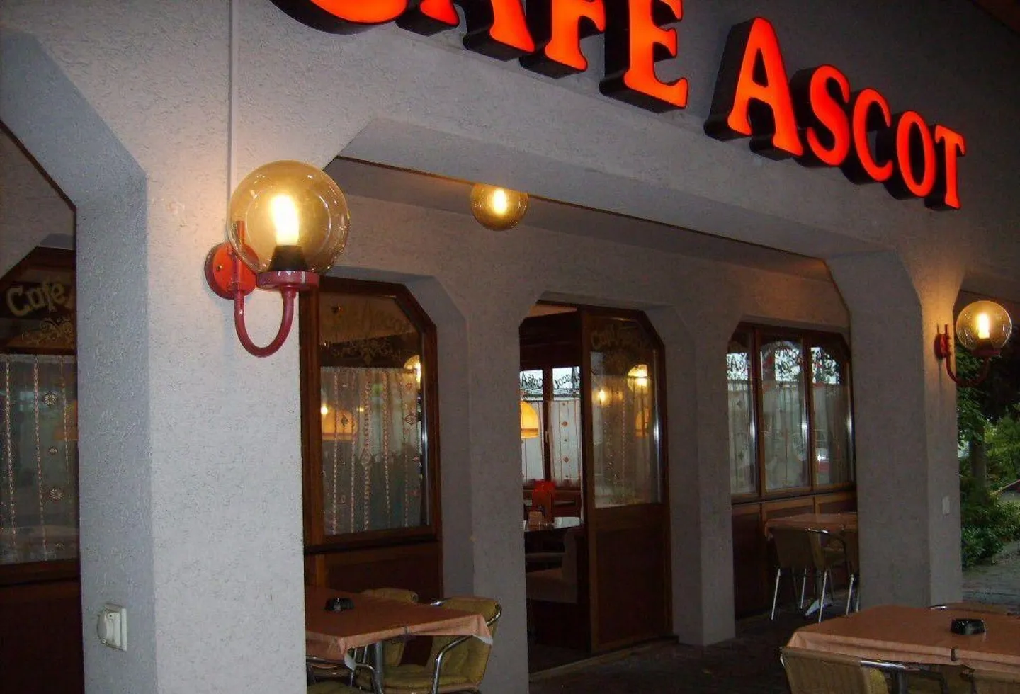 Café / Restaurant dans un emplacement privilégié près de la gare et sur la route cantonale - Photo 11 sur 13
