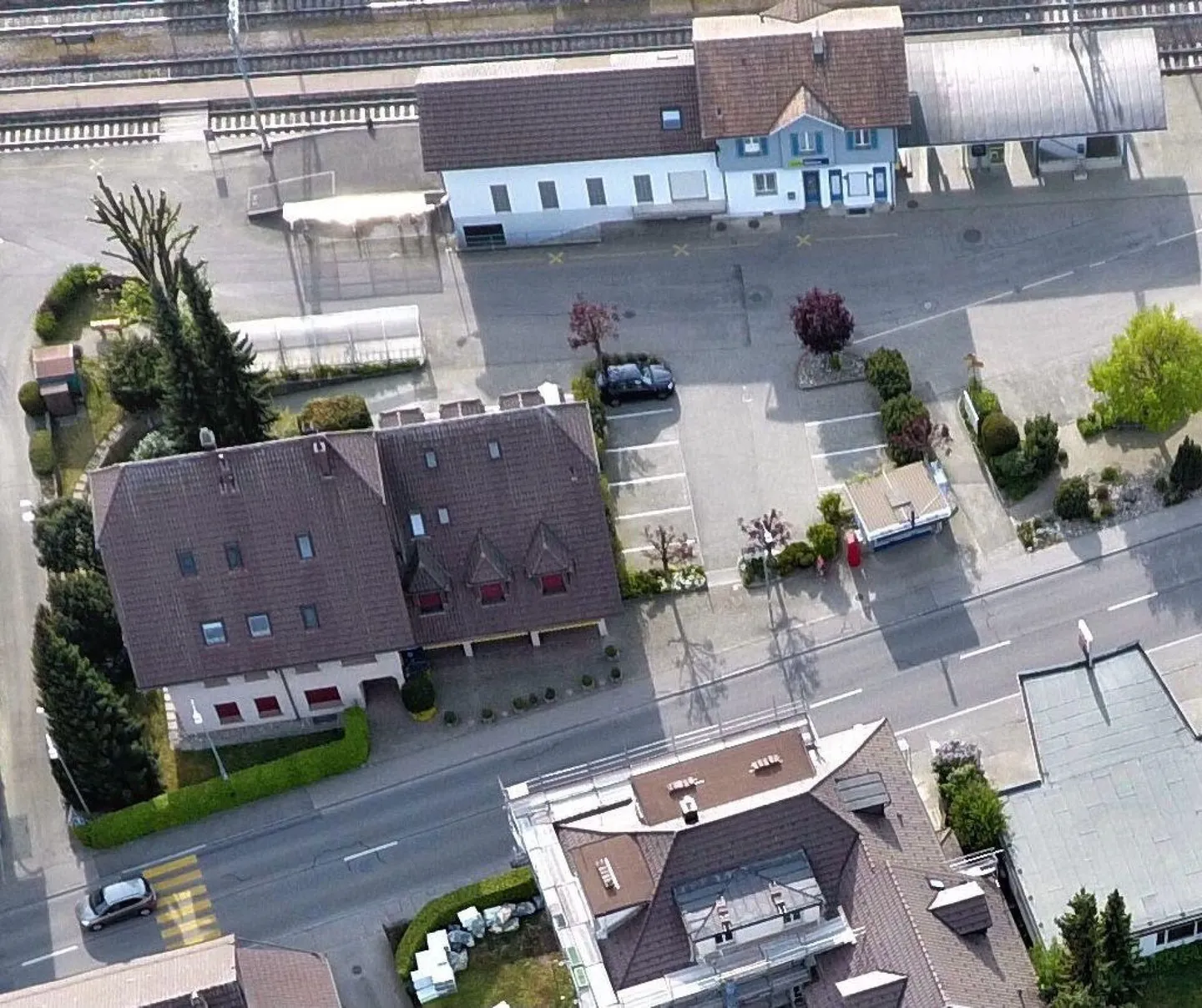 Café / Restaurant dans un emplacement privilégié près de la gare et sur la route cantonale - Photo 12 sur 13