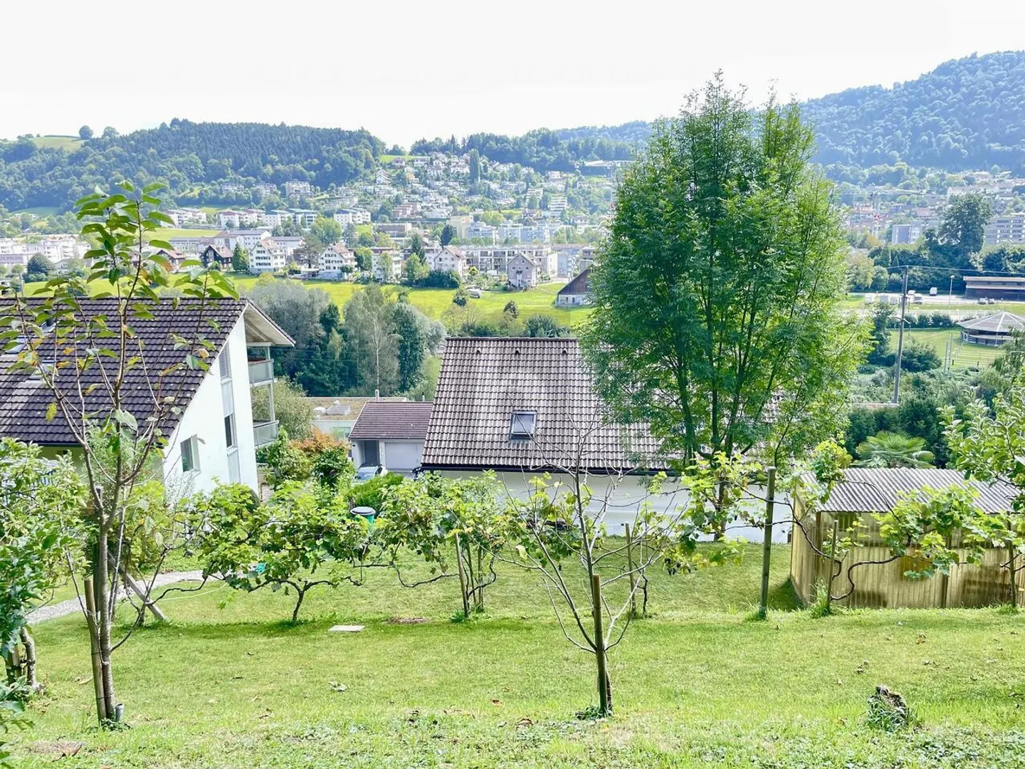 DANS UN EMPLACEMENT IDÉAL AVEC PISCINE COUVERTE ET RÉSERVE DE CONSTRUCTION - Photo 2 sur 6