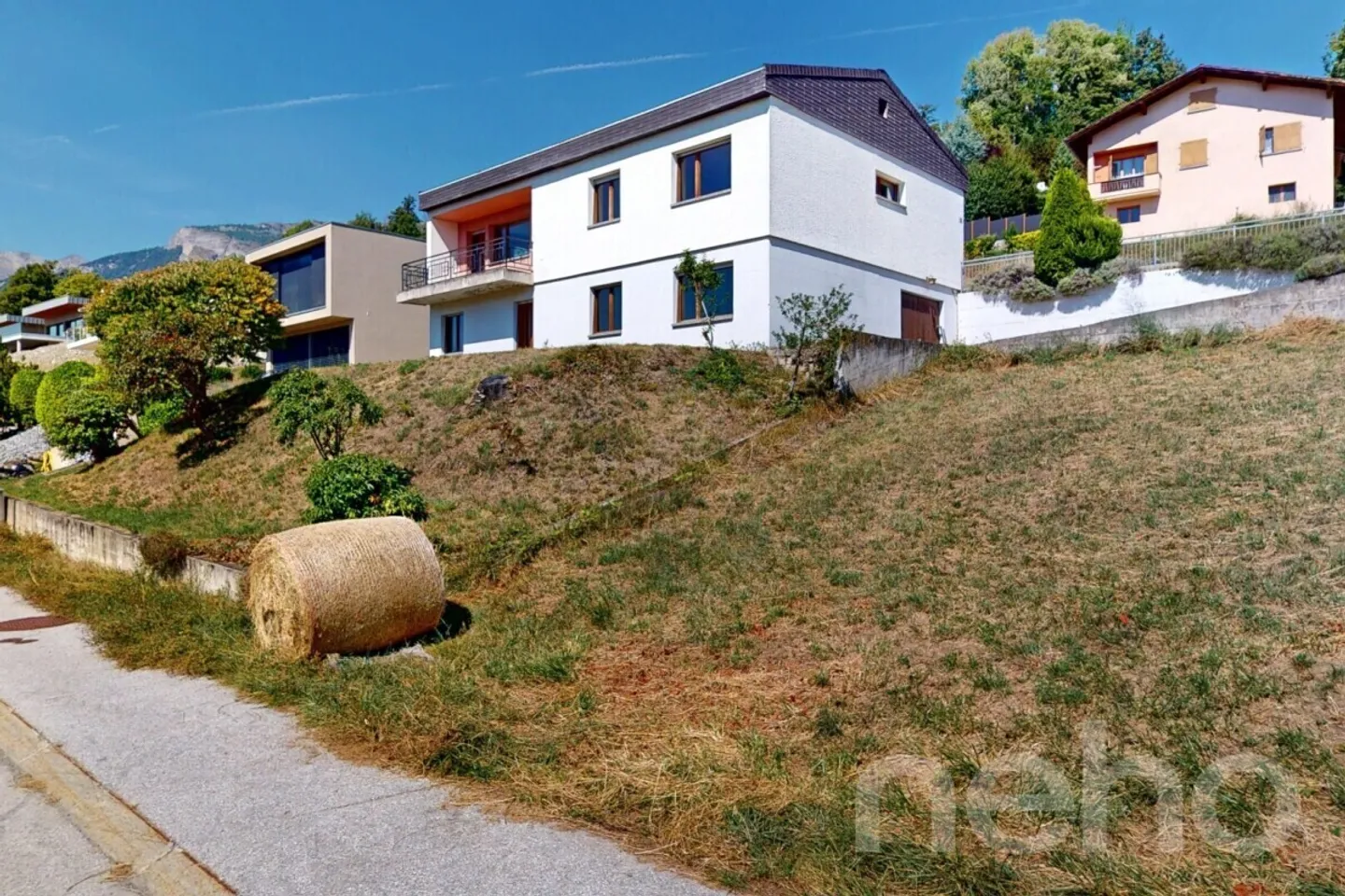 Family home with panoramic mountain views - Photo 3 of 13