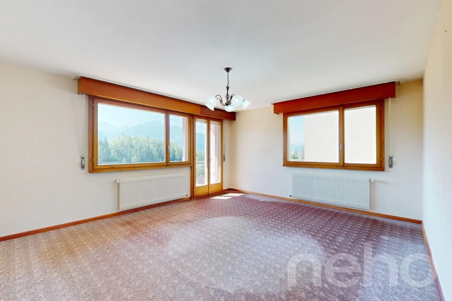 Family home with panoramic mountain views - Photo 2 of 13