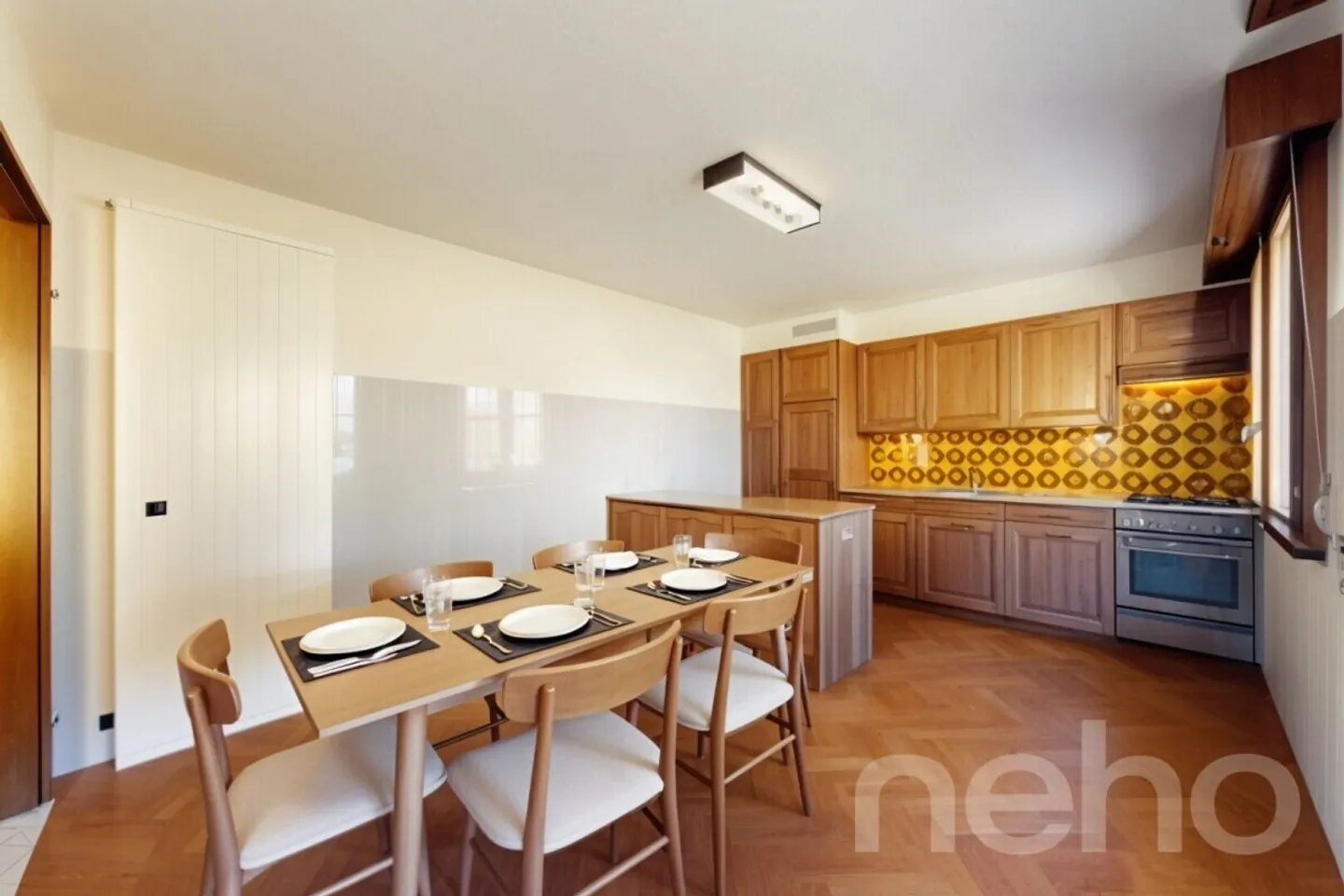 Family home with panoramic mountain views - Photo 4 of 13