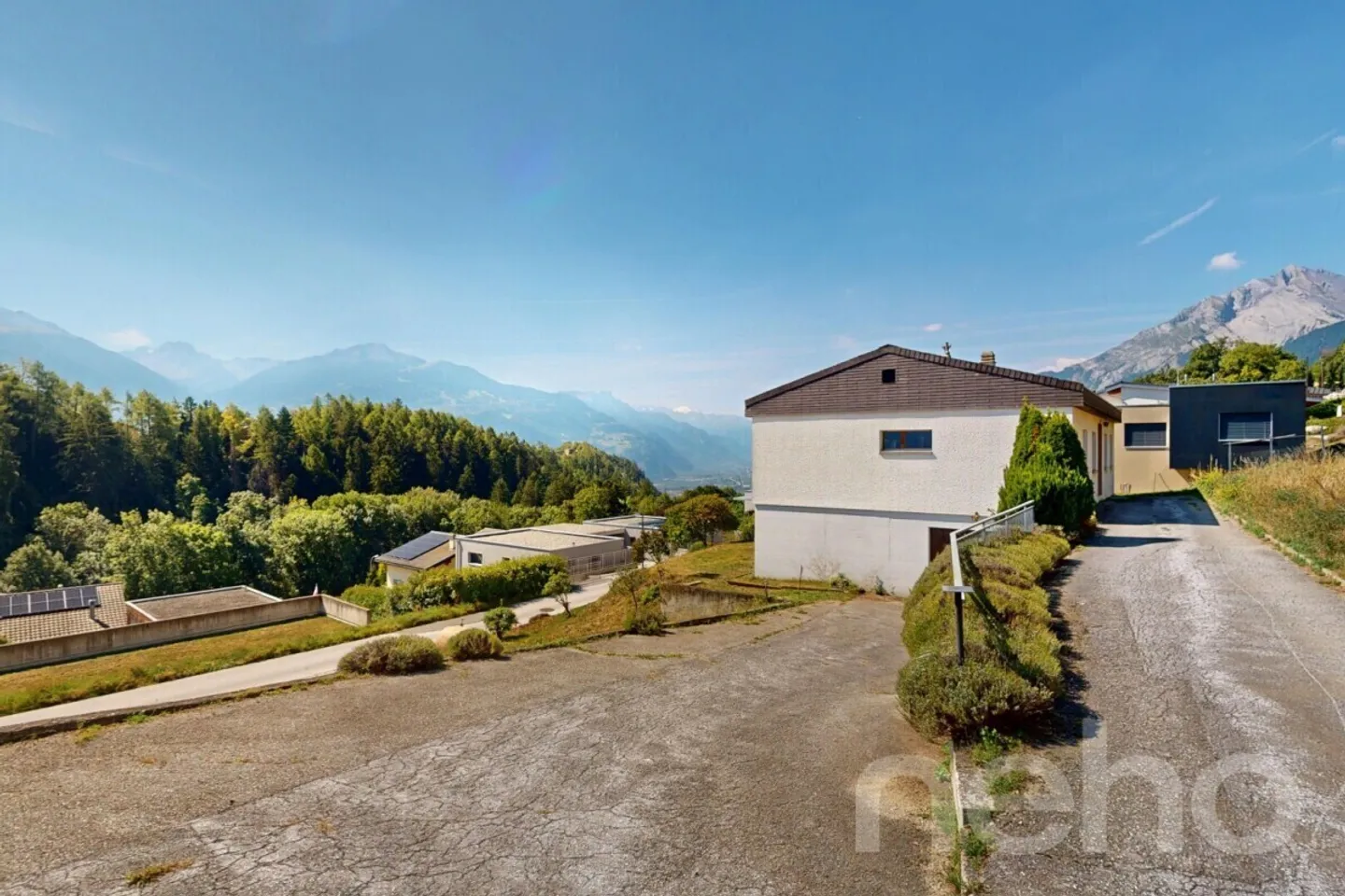 Family home with panoramic mountain views - Photo 12 of 13