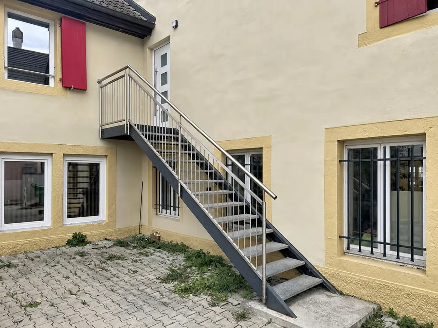 Immeuble entièrement rénové | 19,3 % de rendement sur fonds propre | 5 lots PPE - Photo 3 of 13