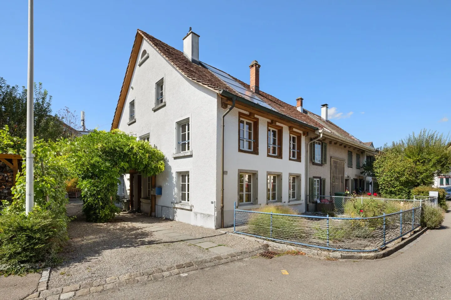 5.5-Room Flarz House Fully Renovated for Comfort - Photo 1 of 16