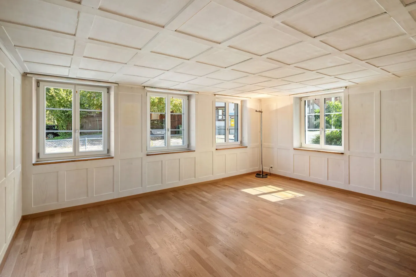 5.5-Room Flarz House Fully Renovated for Comfort - Photo 3 of 16