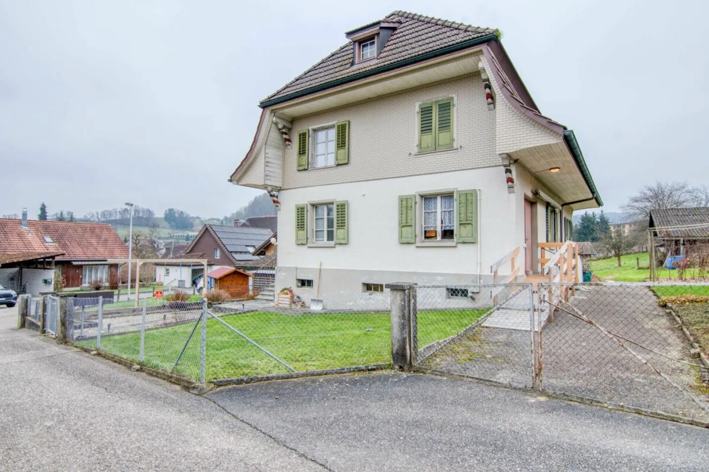 Vivere con prospettiva: casa bifamiliare bernese con riserva di terreno opzionale di circa 750 m² (W3) - Foto 26 di 31