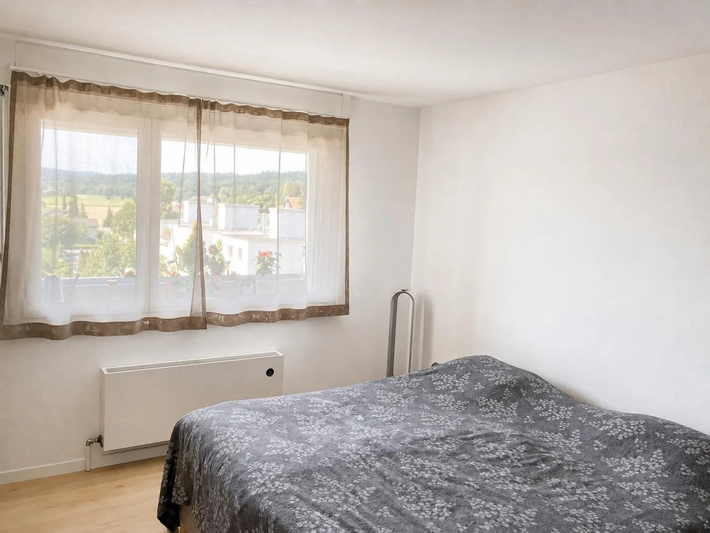 Comprehensively renovated 3.5-room apartment with a view and garage box (in building rights) - Photo 3 of 9