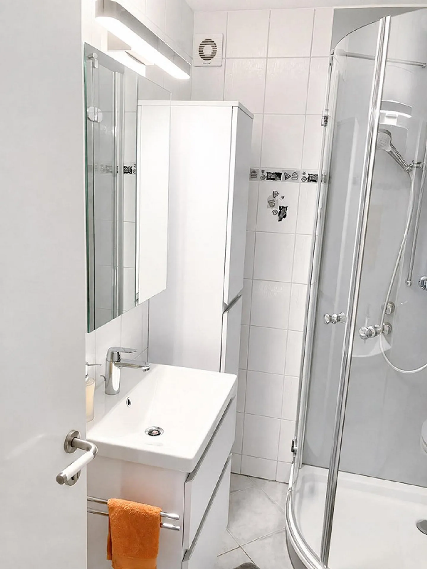 Comprehensively renovated 3.5-room apartment with a view and garage box (in building rights) - Photo 6 of 9