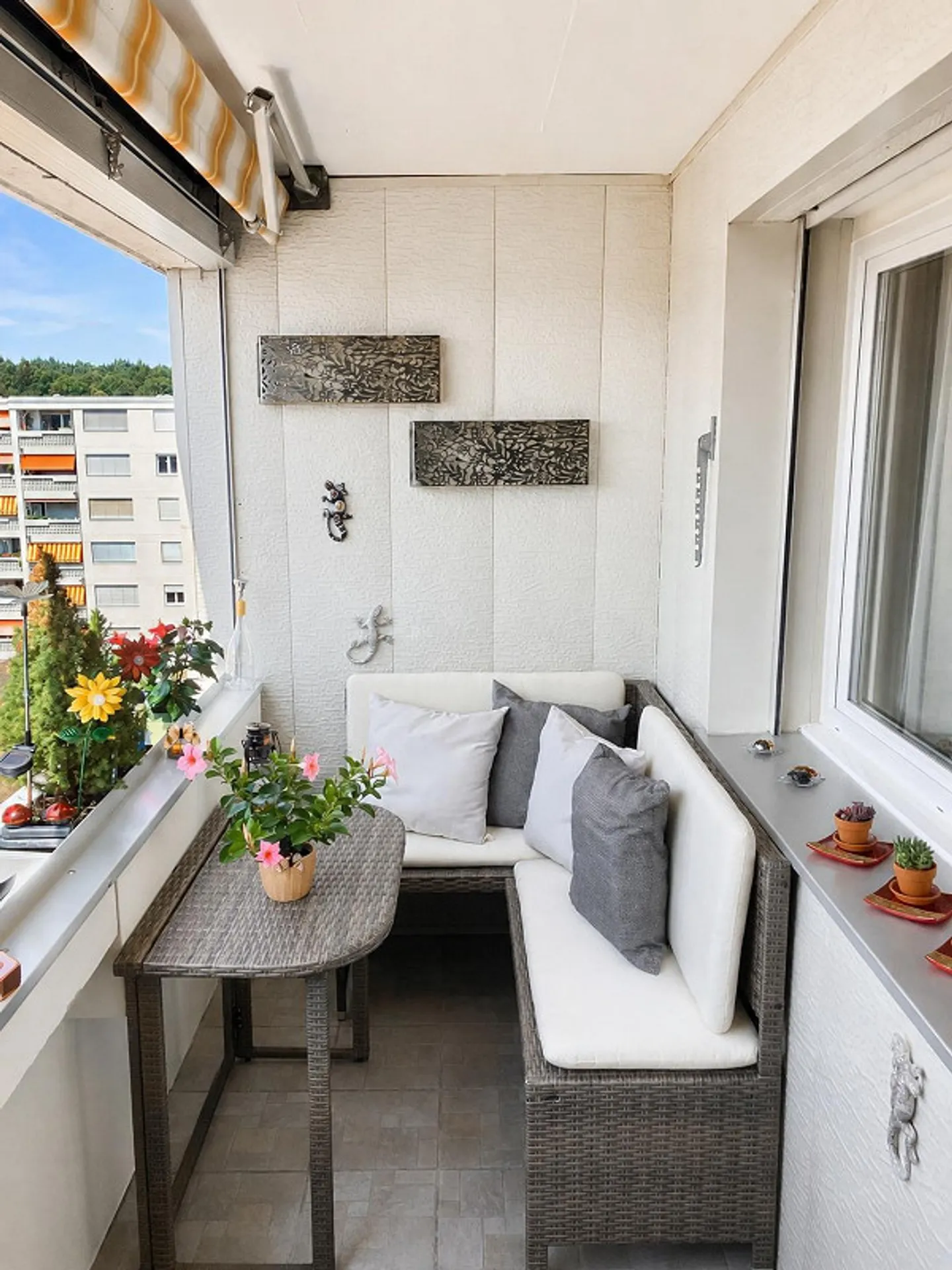 Comprehensively renovated 3.5-room apartment with a view and garage box (in building rights) - Photo 9 of 9