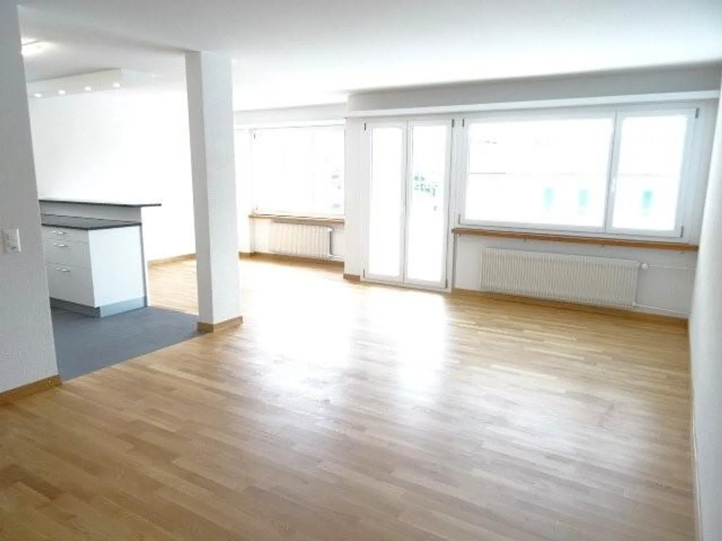 Appartement moderne de 5.5 pièces de 108 m² au 2ème étage avec grand balcon - Photo 2 sur 9