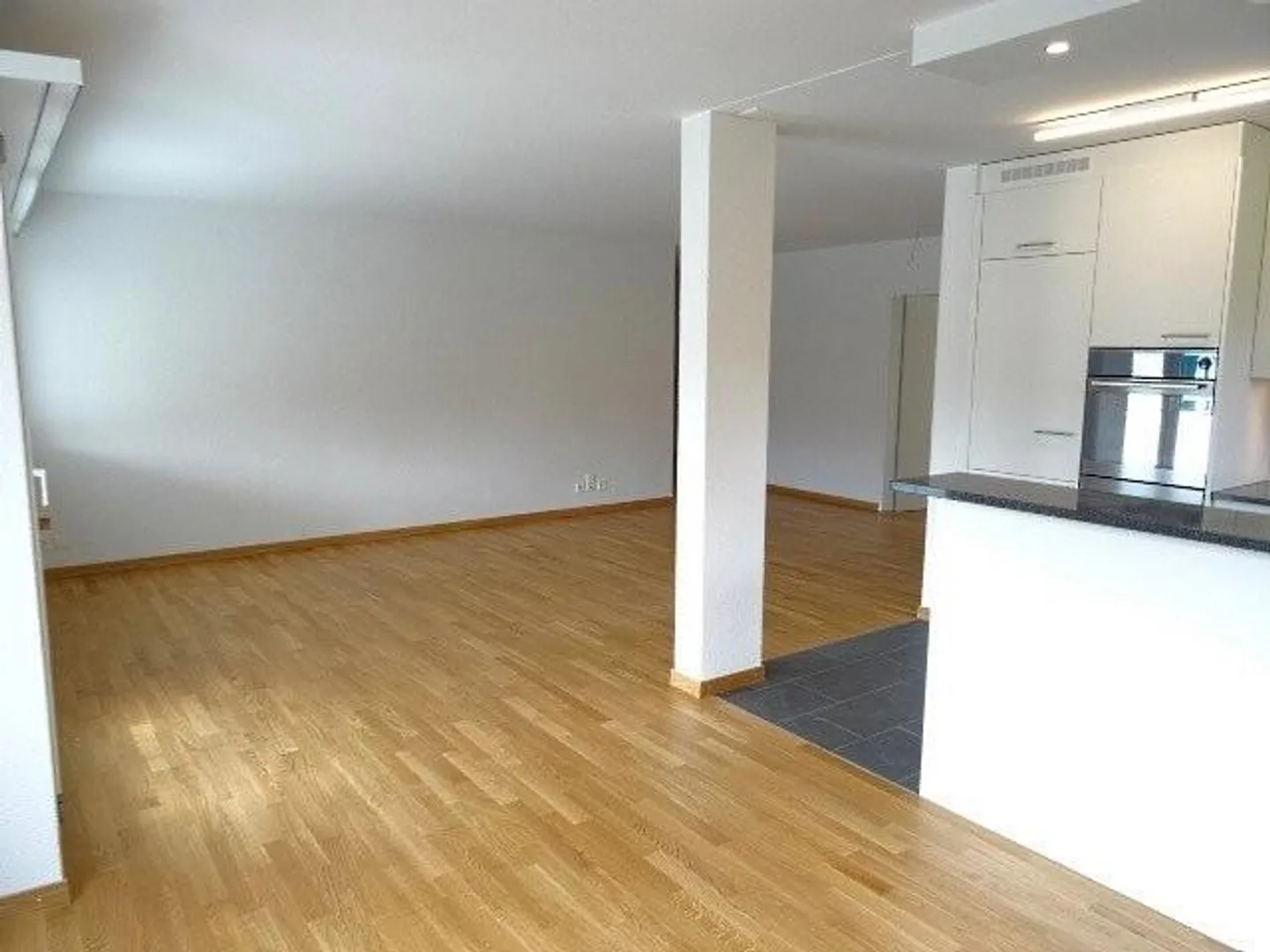 Appartement moderne de 5.5 pièces de 108 m² au 2ème étage avec grand balcon - Photo 3 sur 9