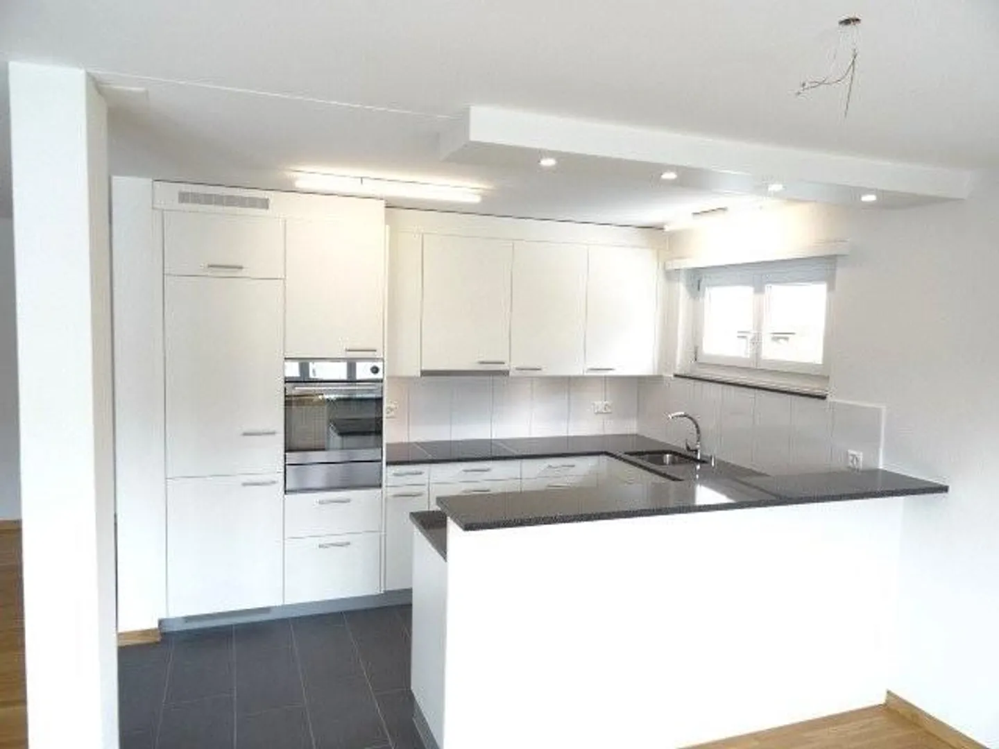 Appartement moderne de 5.5 pièces de 108 m² au 2ème étage avec grand balcon - Photo 4 sur 9