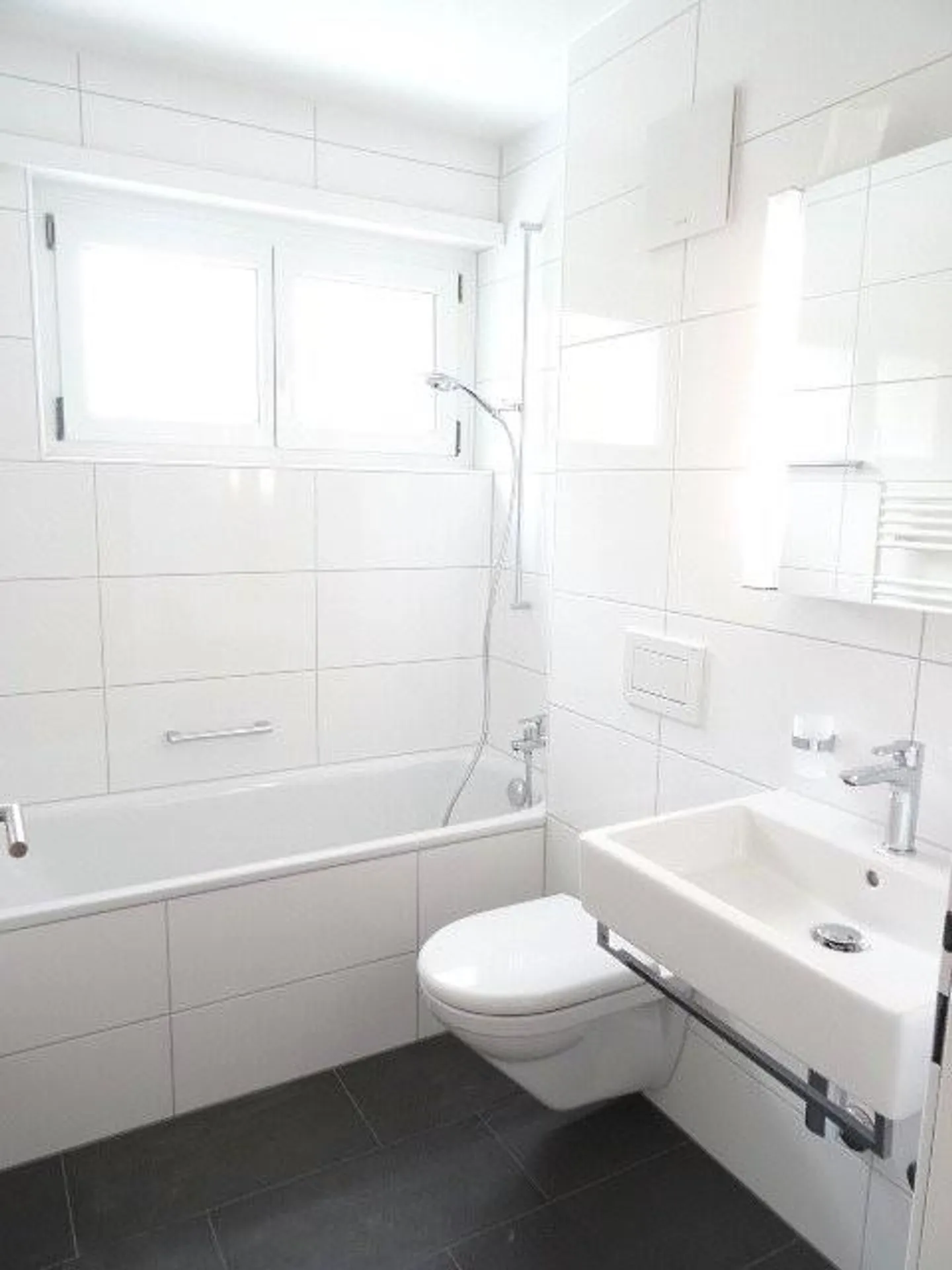 Appartement moderne de 5.5 pièces de 108 m² au 2ème étage avec grand balcon - Photo 5 sur 9
