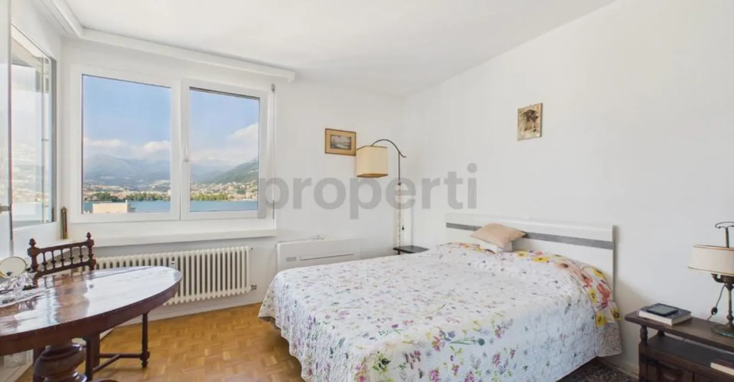 Elegant 4.5 Room Penthouse Renovated with Panoramic Lake View - Photo 5 of 8