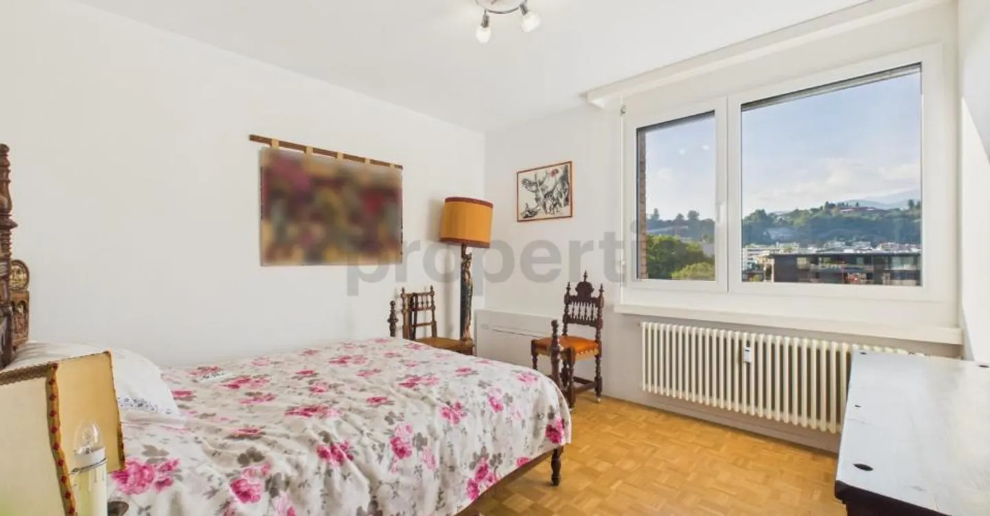 Elegant 4.5 Room Penthouse Renovated with Panoramic Lake View - Photo 6 of 8