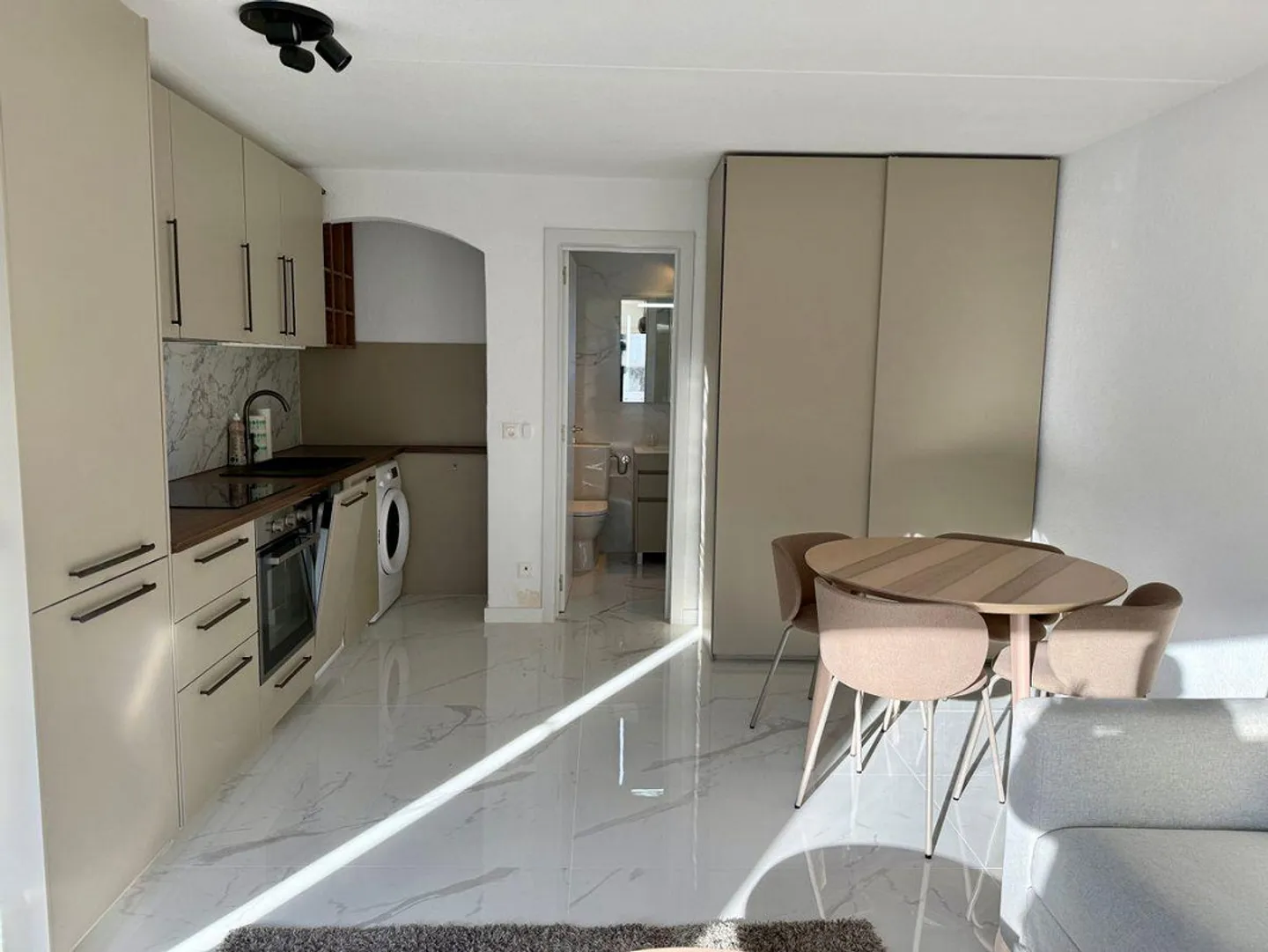 Studio recentemente ristrutturato con ampia terrazza - Foto 2 di 6