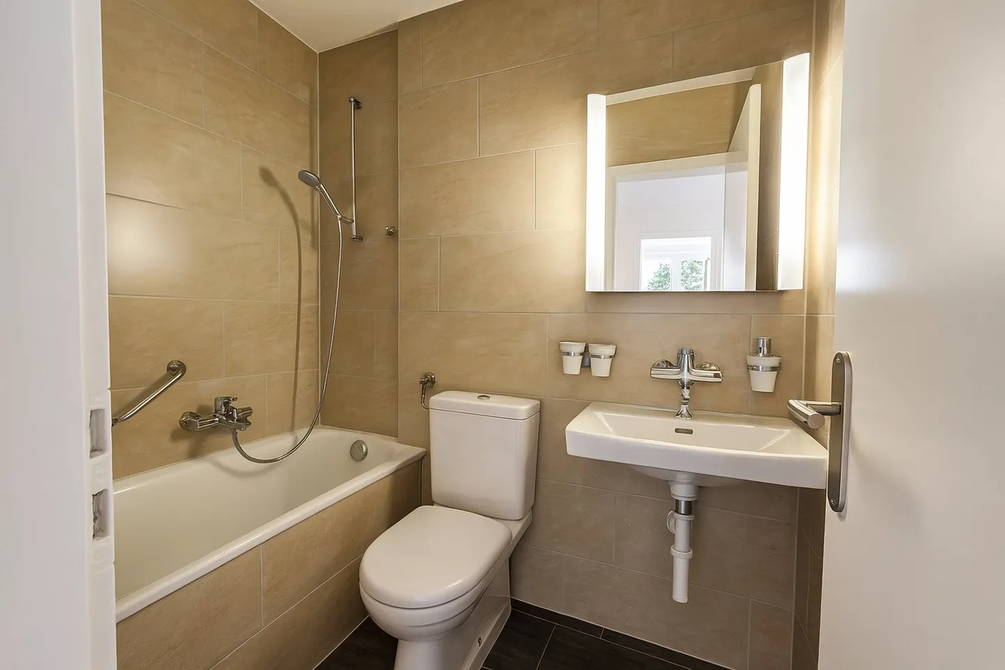 Beautiful 4-room apartment in Neuchâtel renovated - Photo 9 of 14