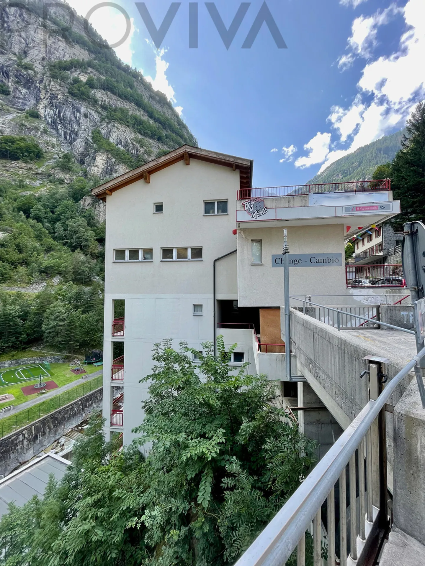 Immeuble mixte de 16 pièces - Photo 2 sur 7