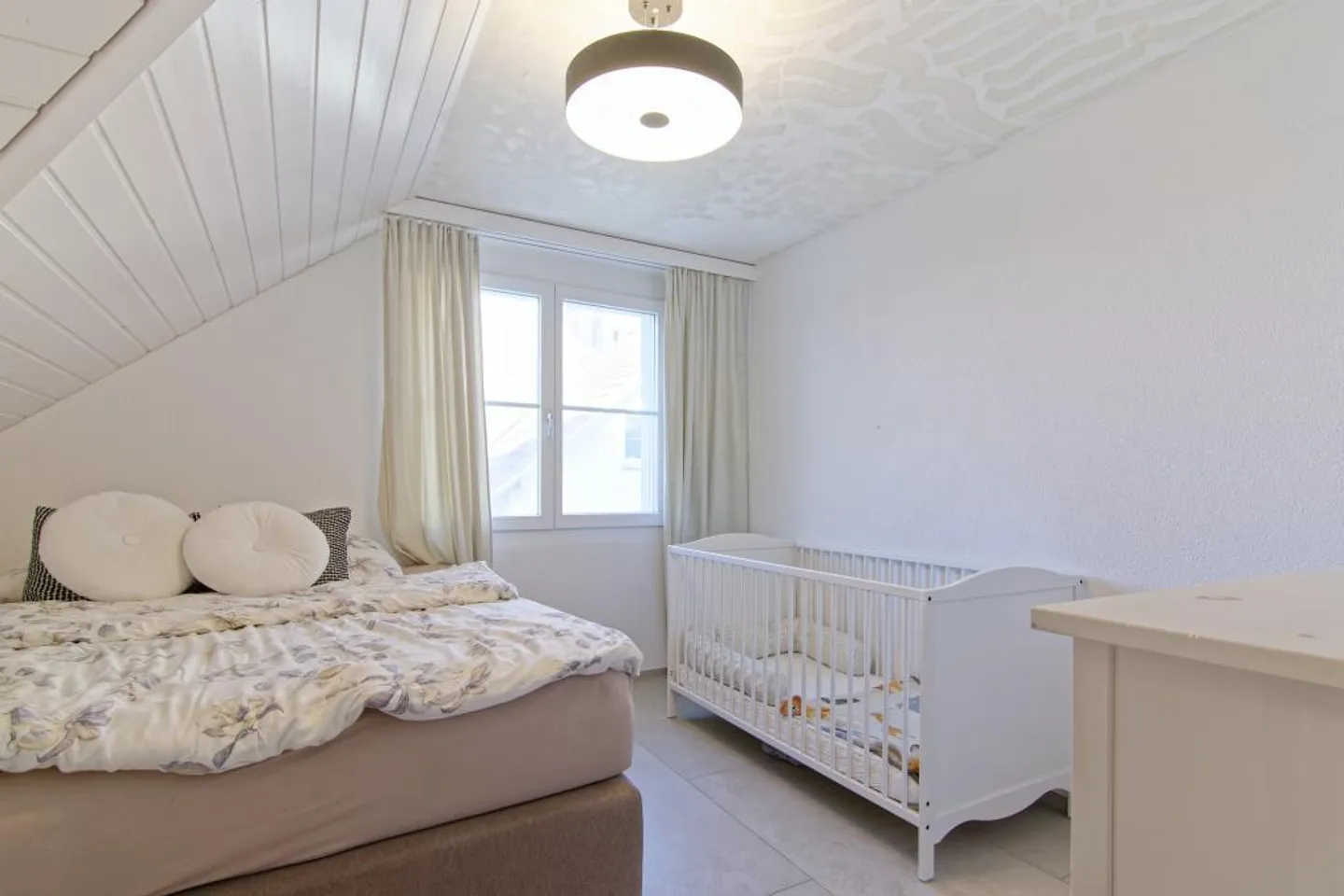 Appartement penthouse spacieux et lumineux de 4,5 pièces avec galerie - Photo 6 sur 7